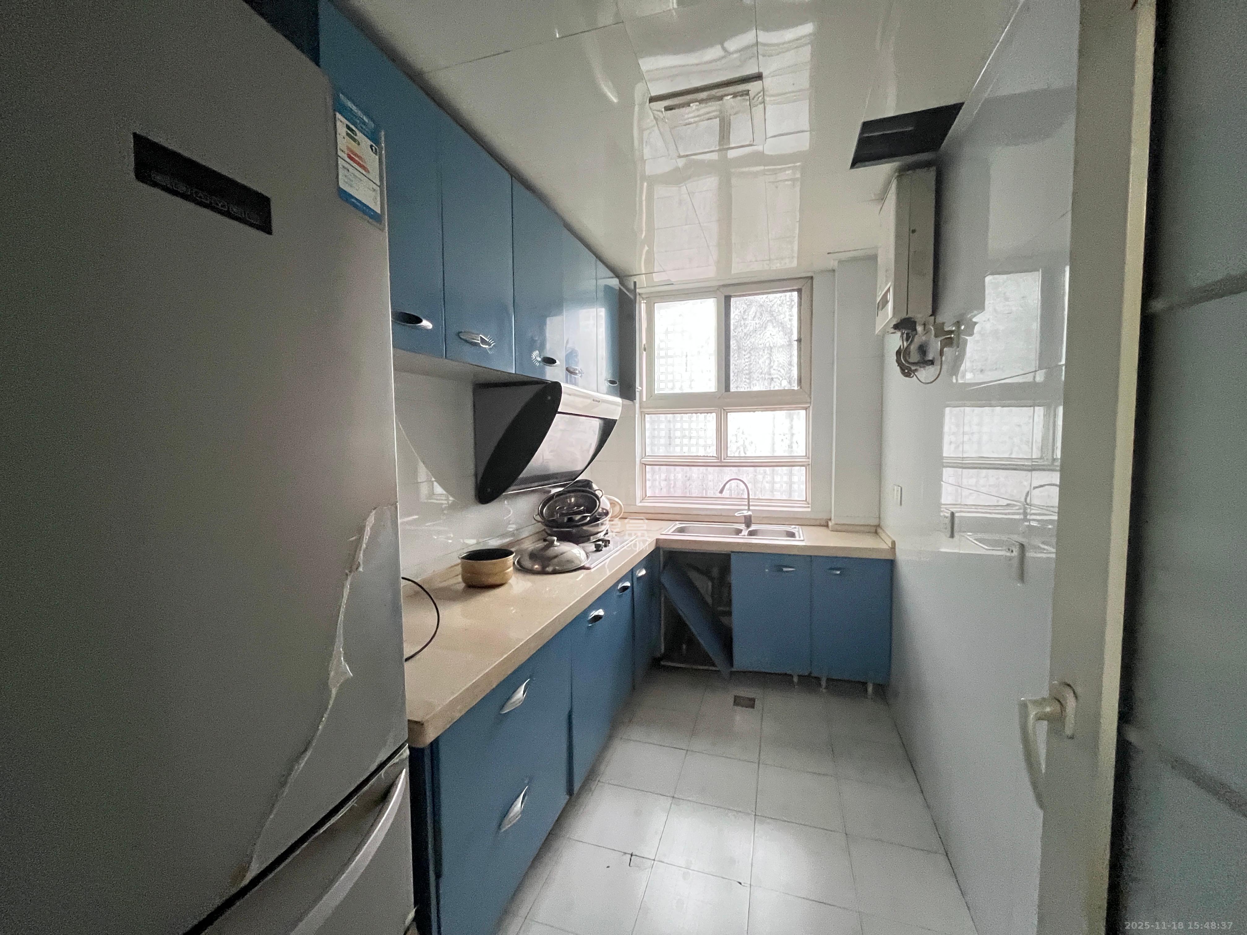 德政园  1室2厅1卫    2300.0元/月室内图