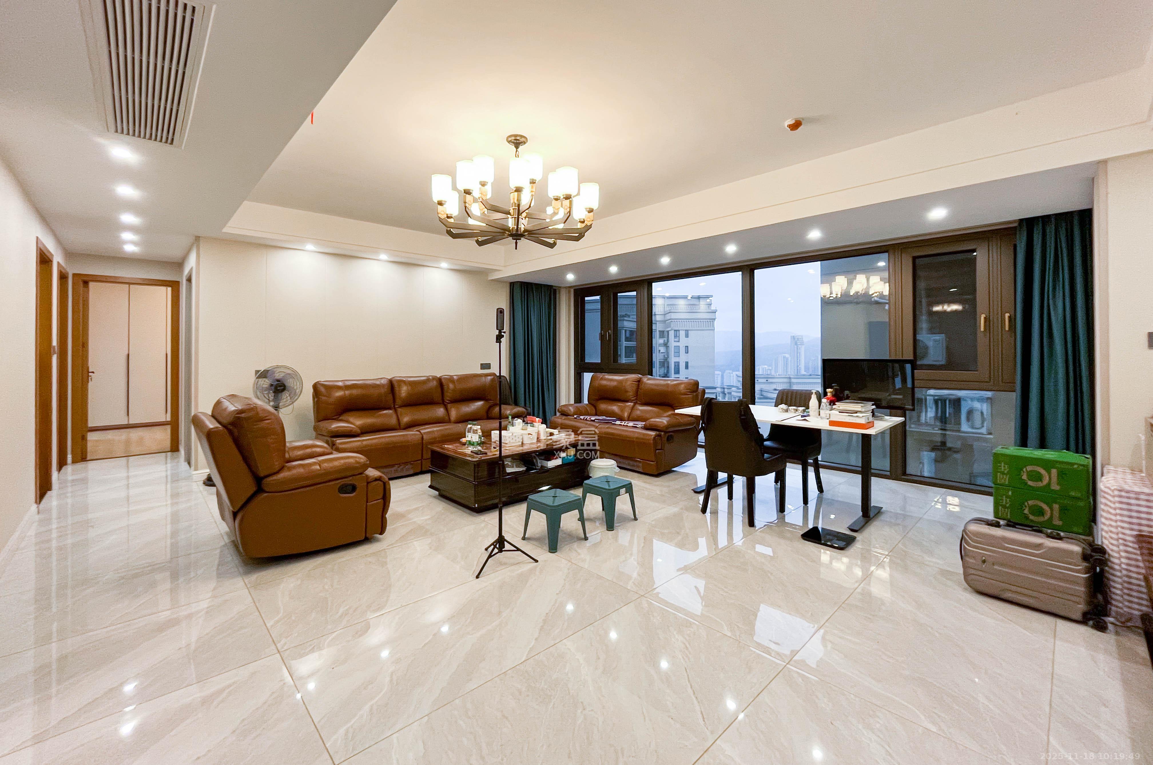 中建梅溪湖中心  3室2厅2卫    175.0万客厅