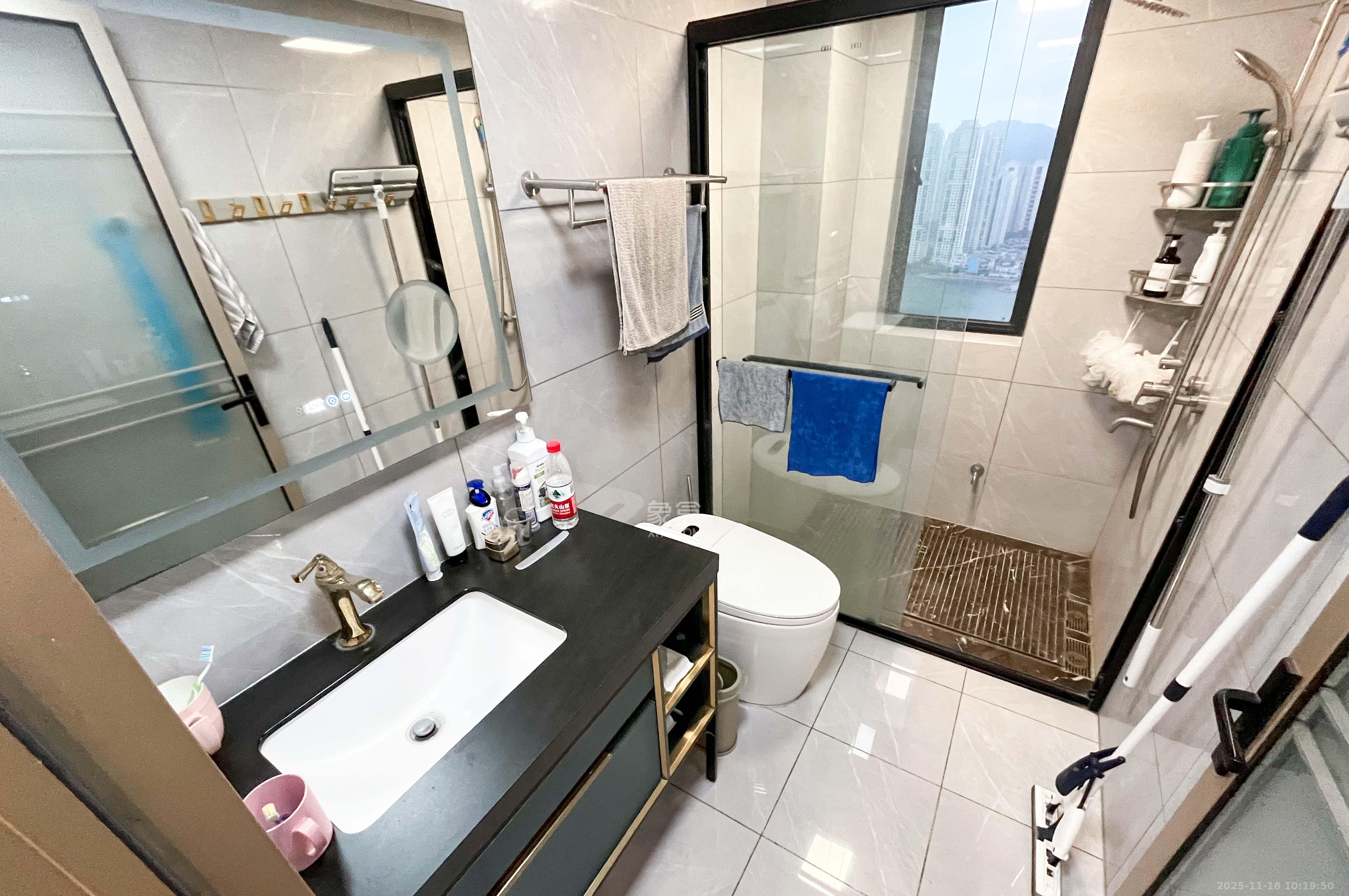 中建梅溪湖中心  3室2厅2卫    175.0万卫生间