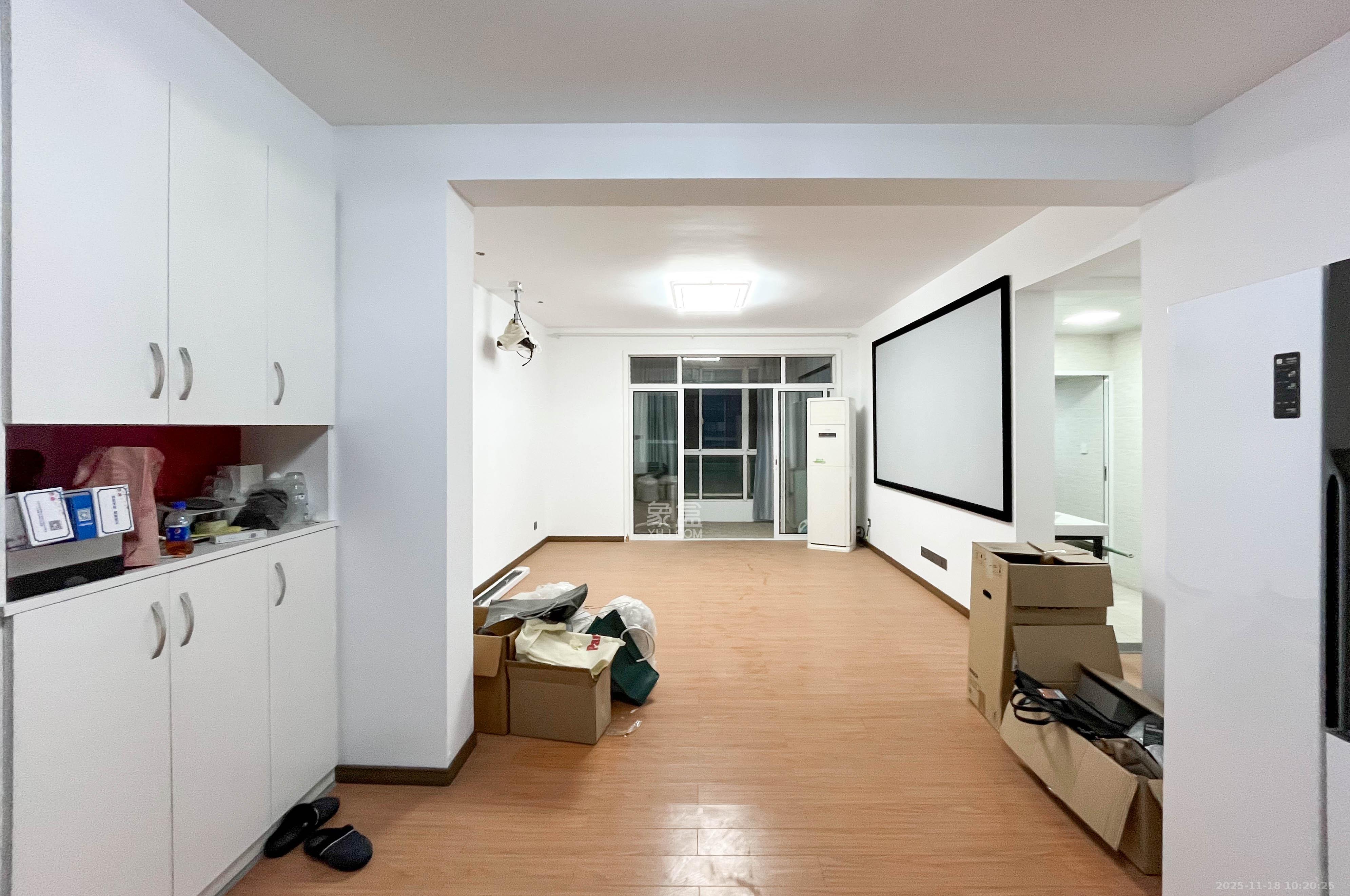 湘麓国际 3室2厅2卫 93.8万 湘麓国际 3室2厅2卫 93.8万客厅