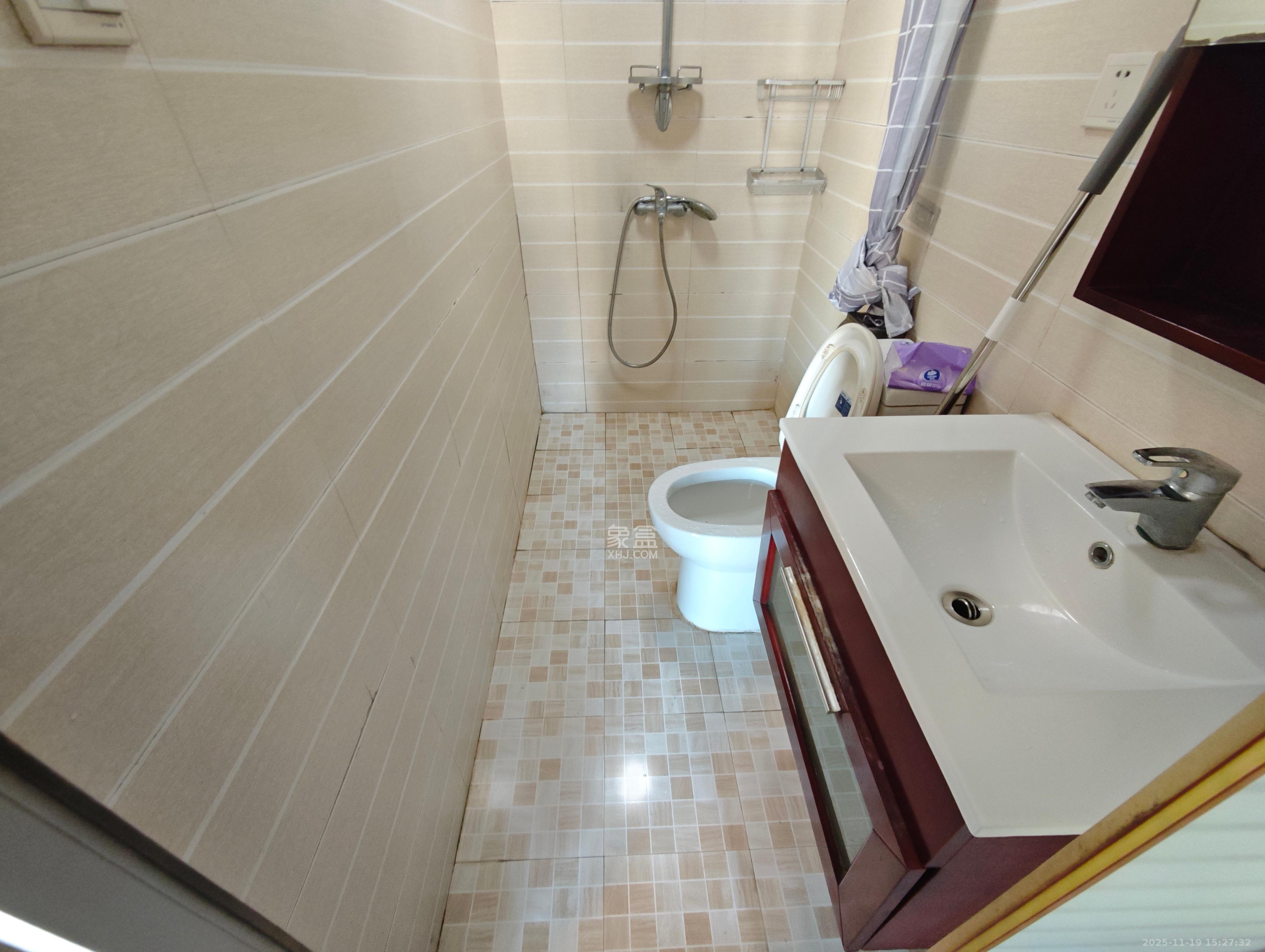 天健芙蓉盛世一期  1室1厅1卫    1600.0元/月室内图