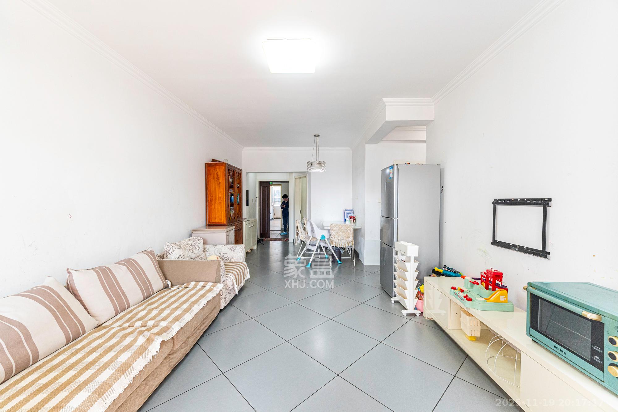 绿洲花园 3室2厅2卫 62.0万 绿洲花园 3室2厅2卫 62.0万客厅