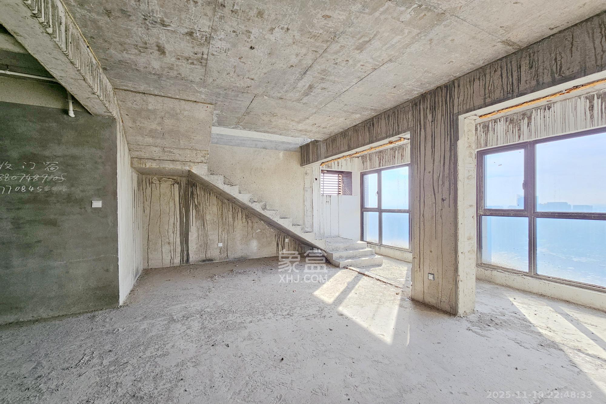 明昇壹城(明昇时代广场)二期 5室3厅3卫 188.8万 明昇壹城(明昇时代广场)二期 5室3厅3卫 188.8万客厅