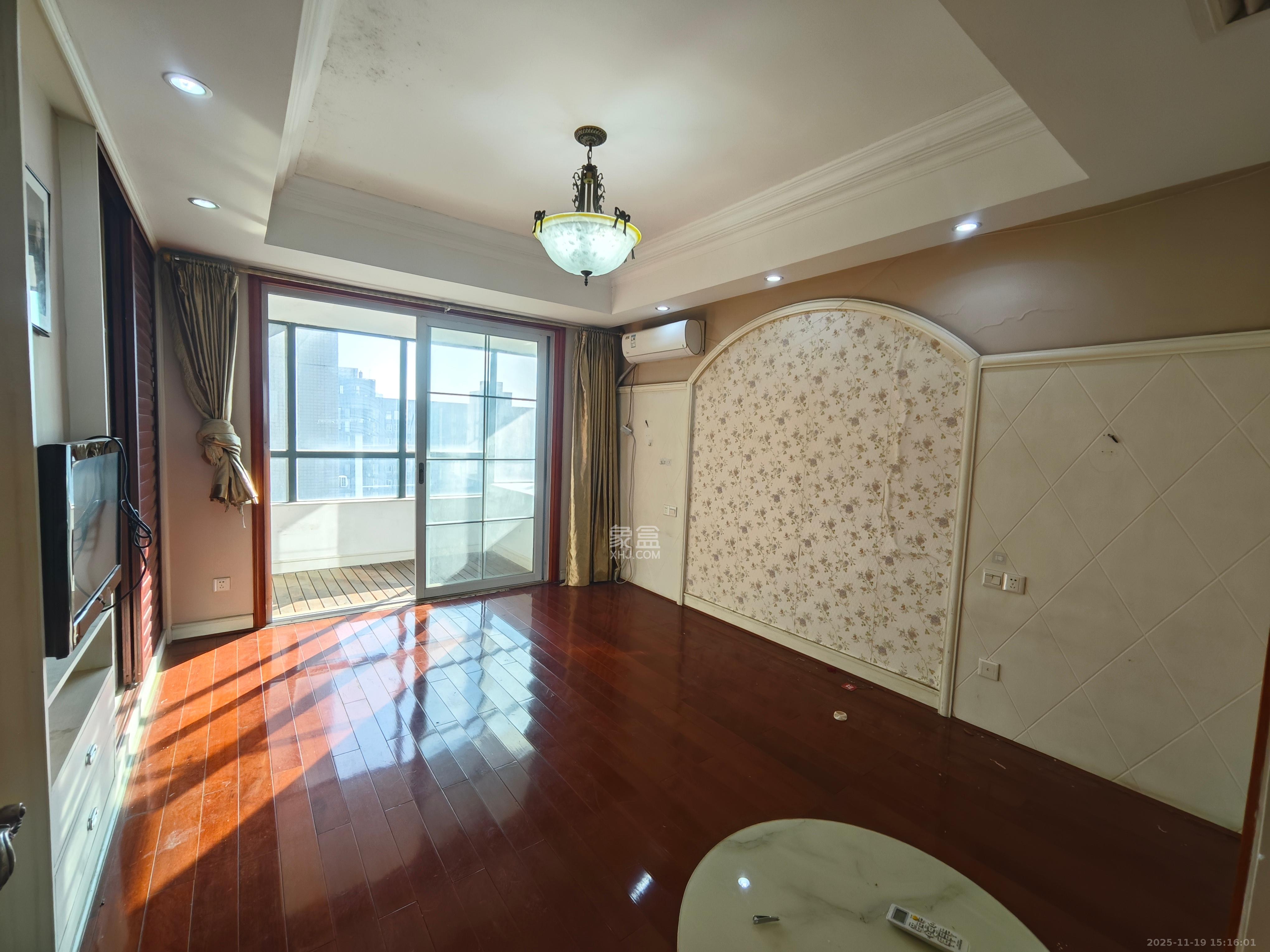 五一大道202（中环壹世界）  3室2厅2卫    5000.0元/月室内图