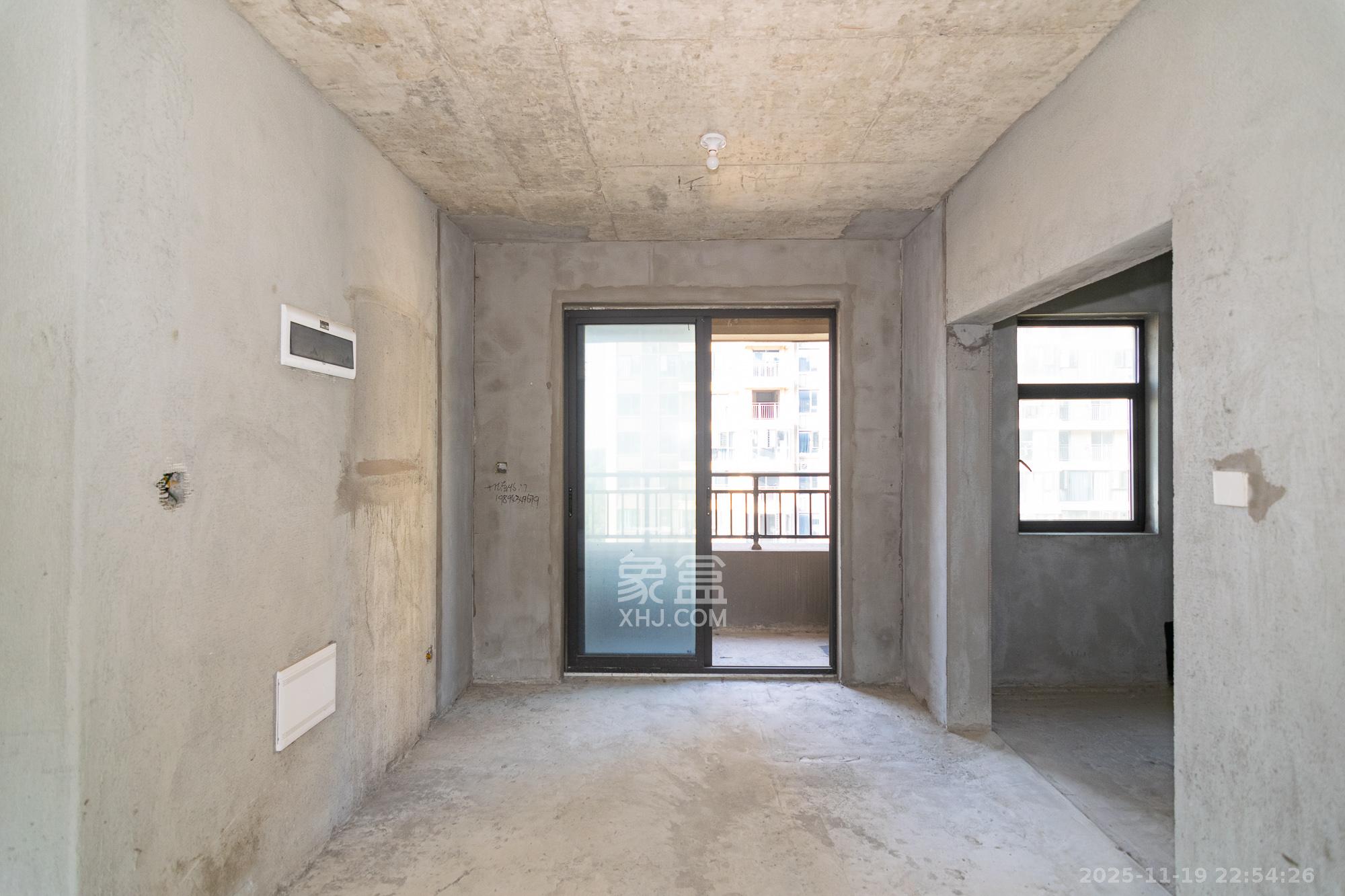 大汉汉府一期  4室2厅2卫    68.0万客厅