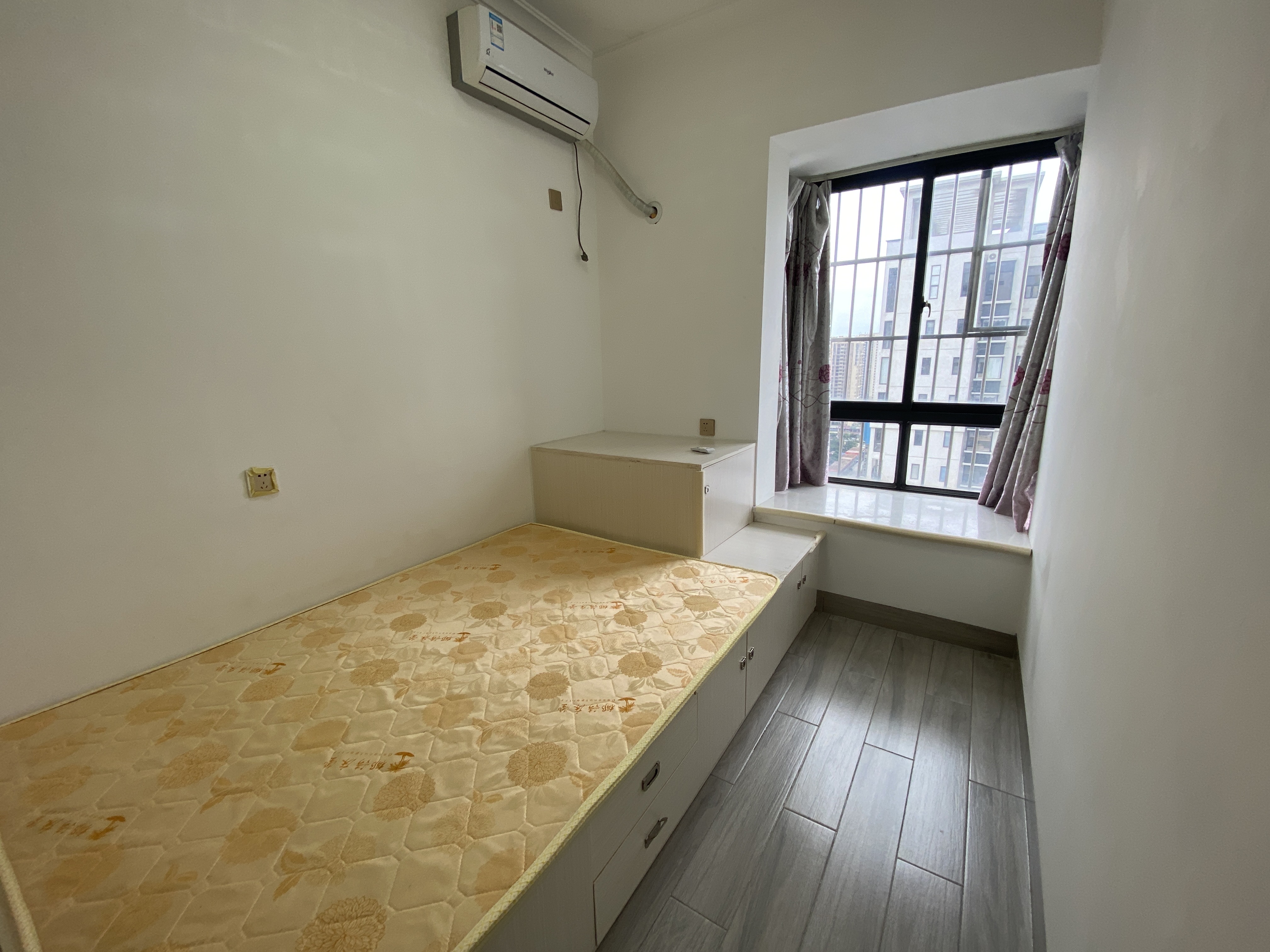 凤翔花园（C区）  2室1厅1卫    2300.0元/月室内图