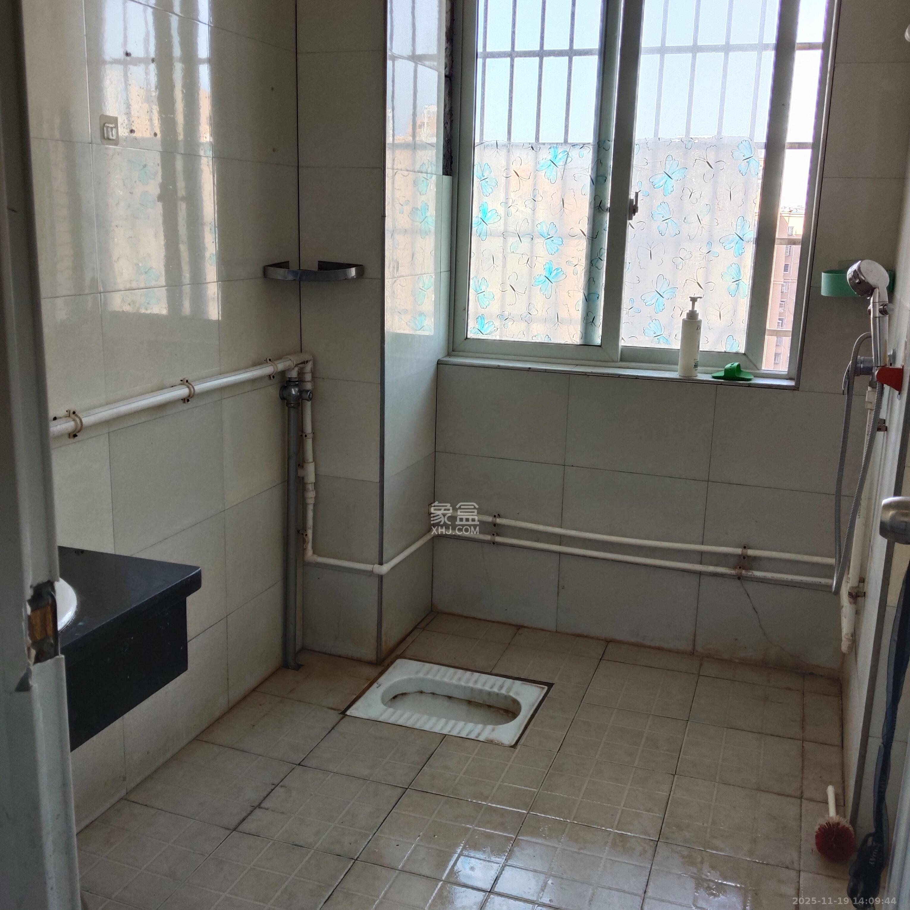 和润园一、二期  3室2厅2卫    1600.0元/月室内图