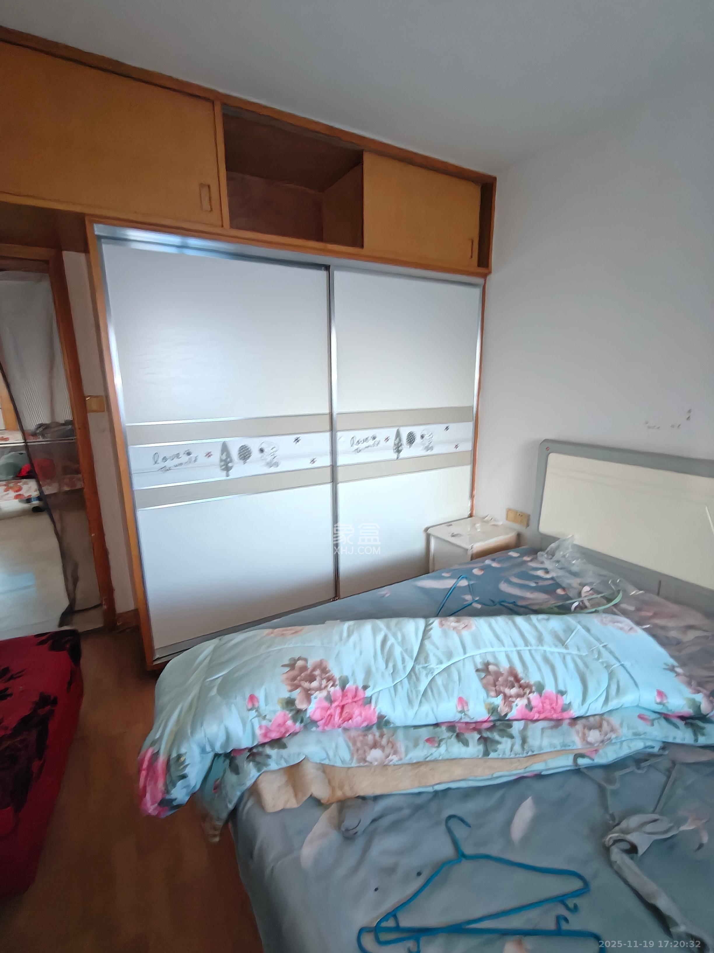 狮子山二片  1室2厅1卫    1300.0元/月室内图