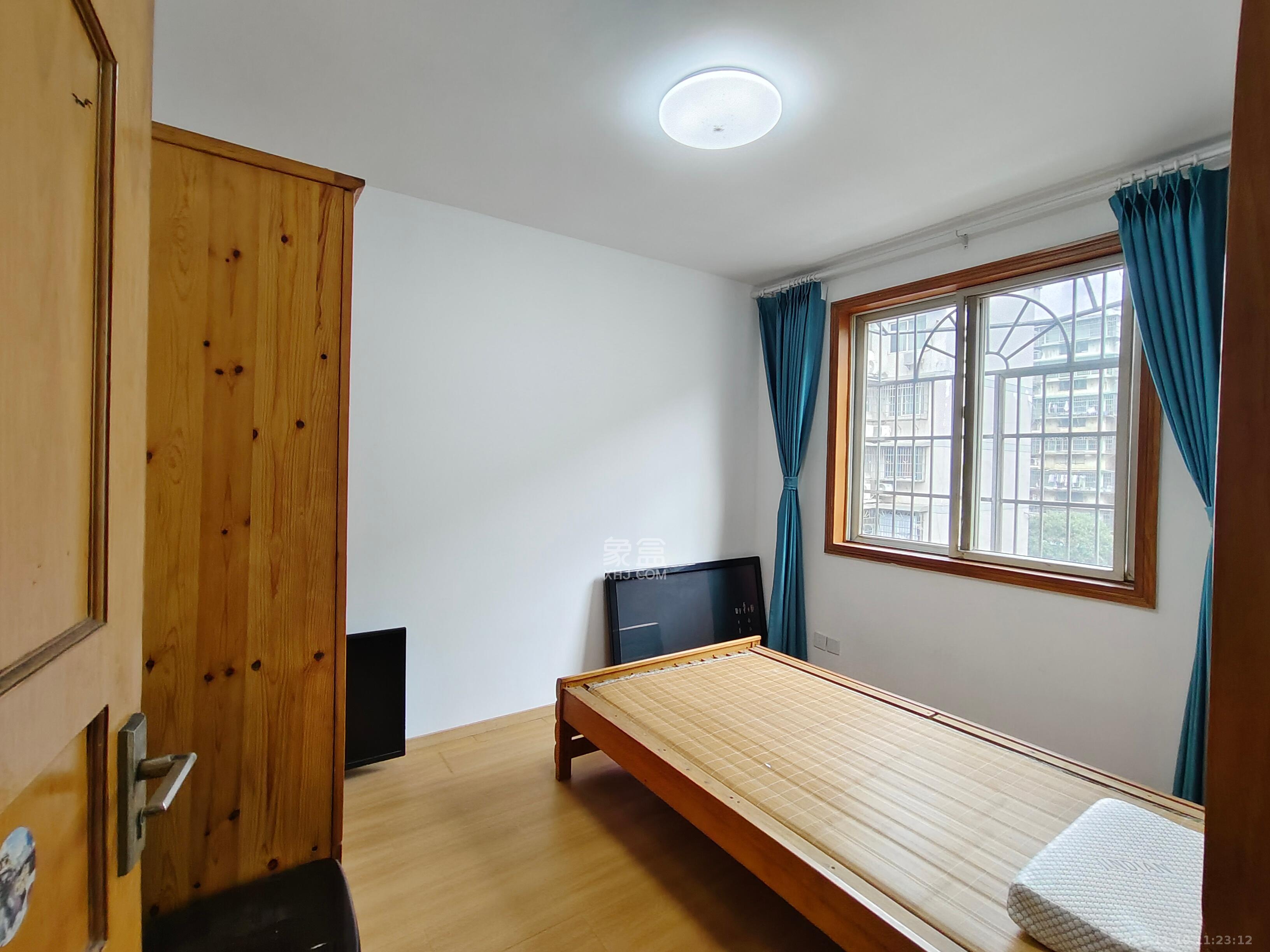 新桥小区  3室2厅2卫    2000.0元/月室内图