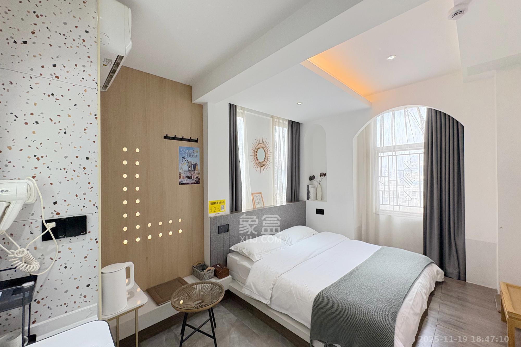 君临国际 3室2厅2卫 186.0万 君临国际 3室2厅2卫 186.0万客厅