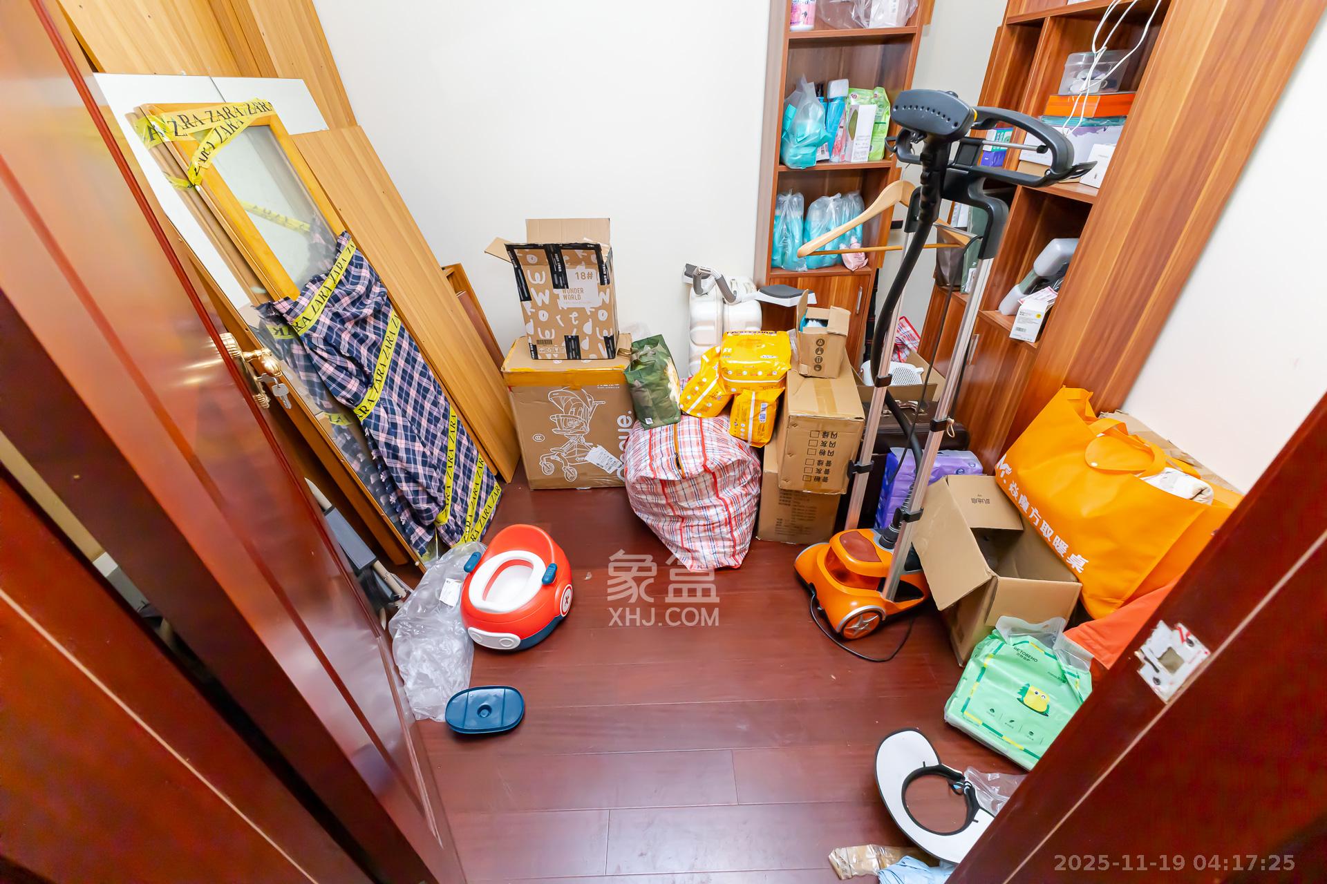 恒大名都  4室2厅2卫    100.0万卧室