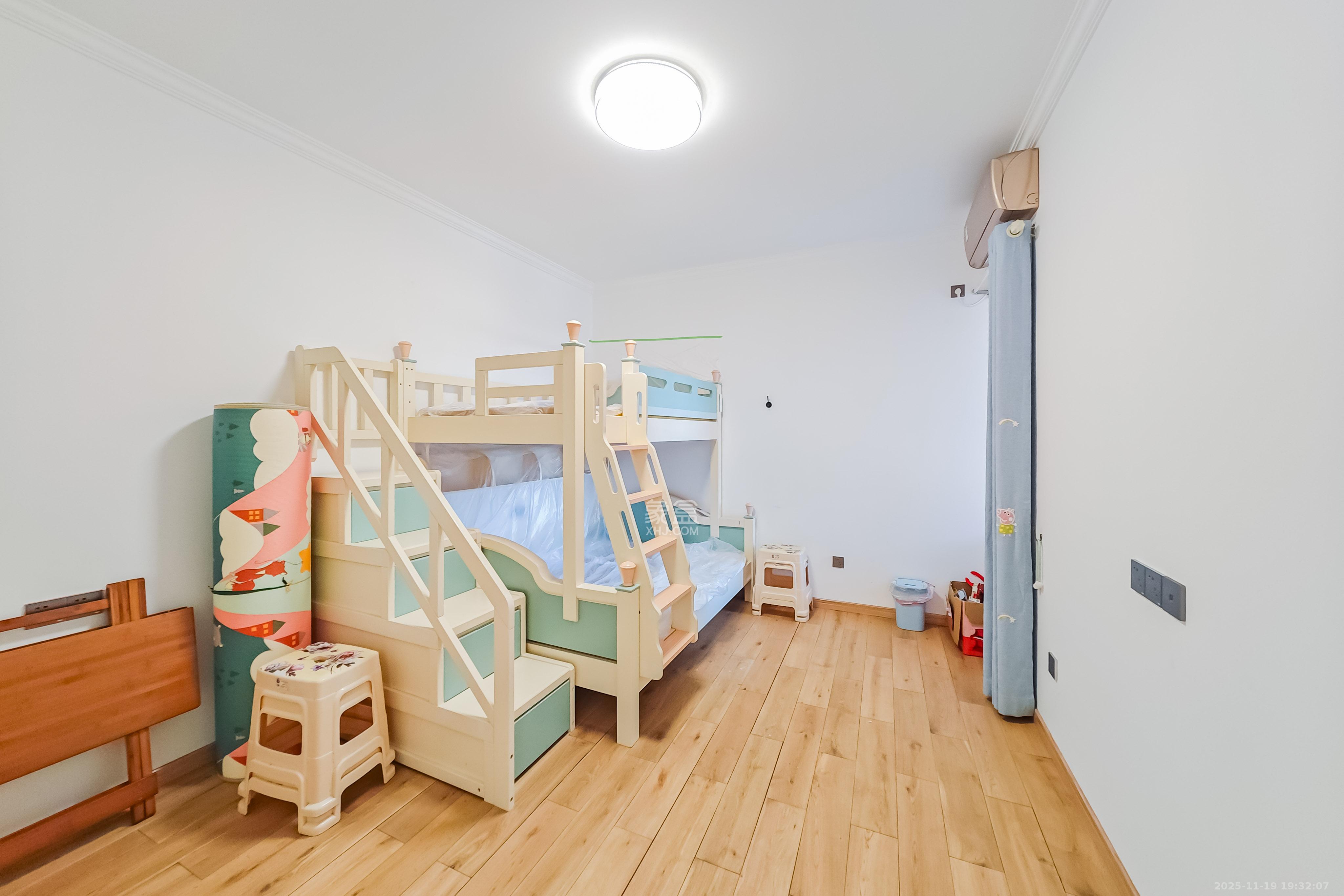 环亚高铁芯城 3室2厅2卫 120.0万 环亚高铁芯城 3室2厅2卫 120.0万卧室