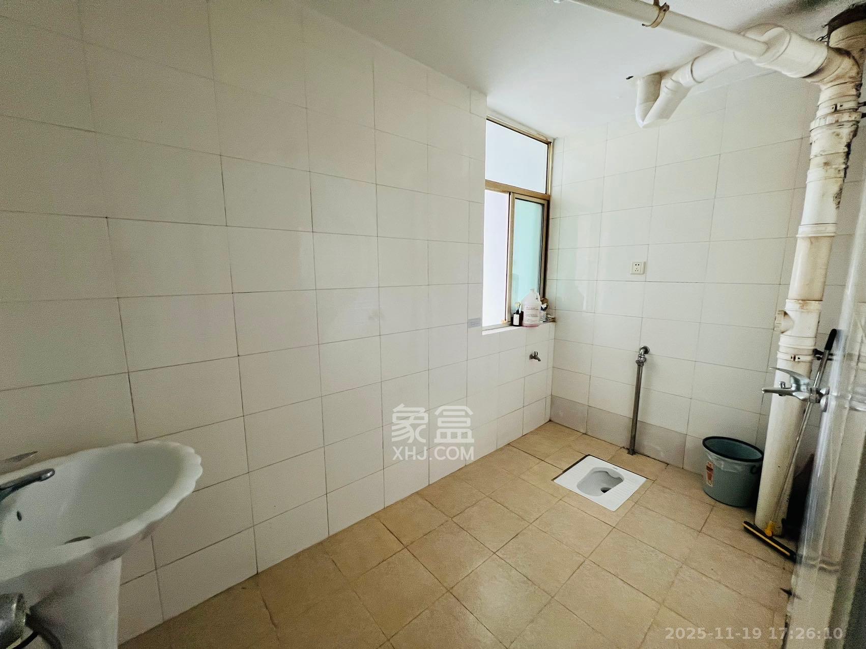 高桥现代商贸城  6室2厅1卫    3200.0元/月室内图