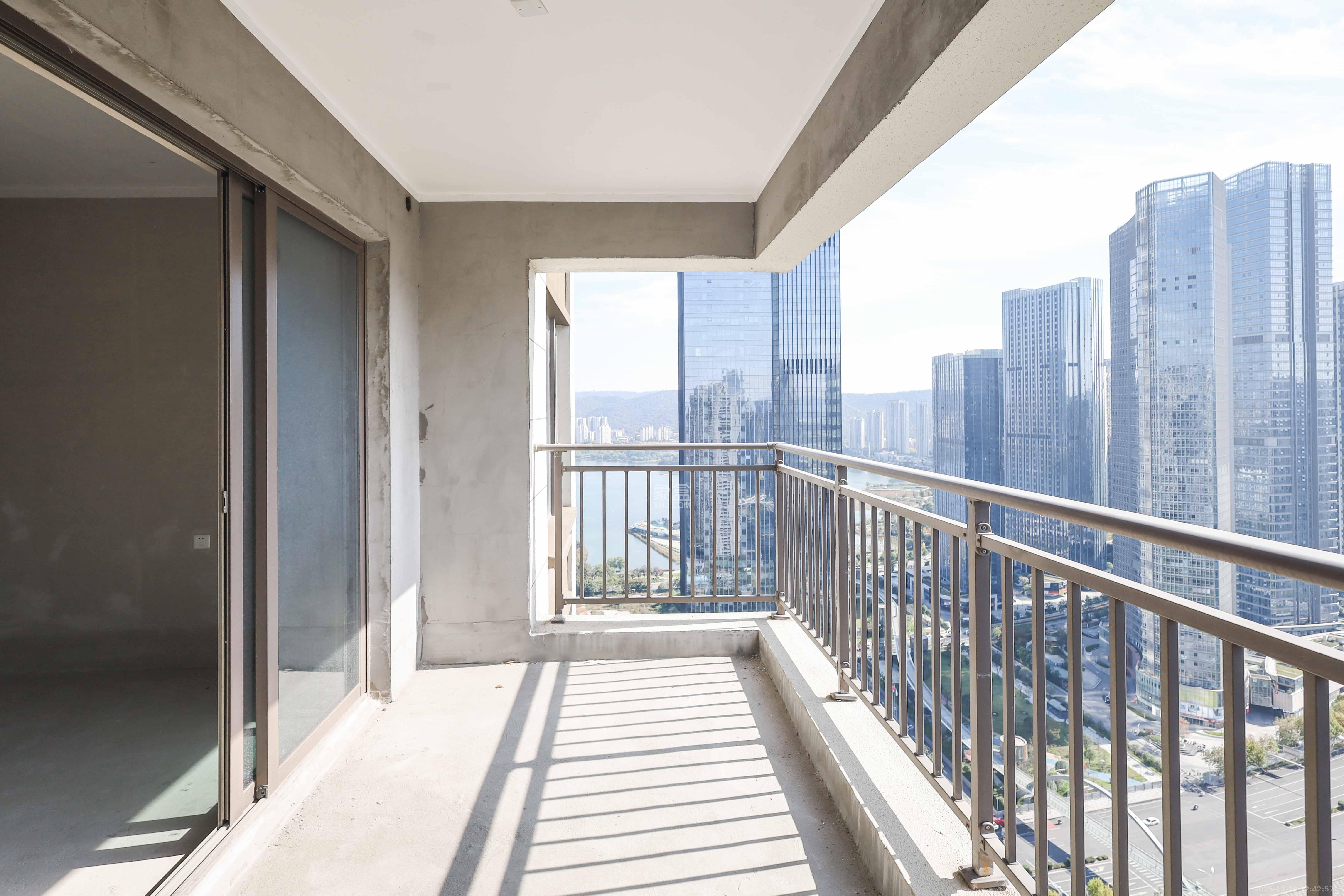 梅溪华府(新城金茂梦想华府) 4室2厅3卫 239.8万 梅溪华府(新城金茂梦想华府) 4室2厅3卫 239.8万阳台