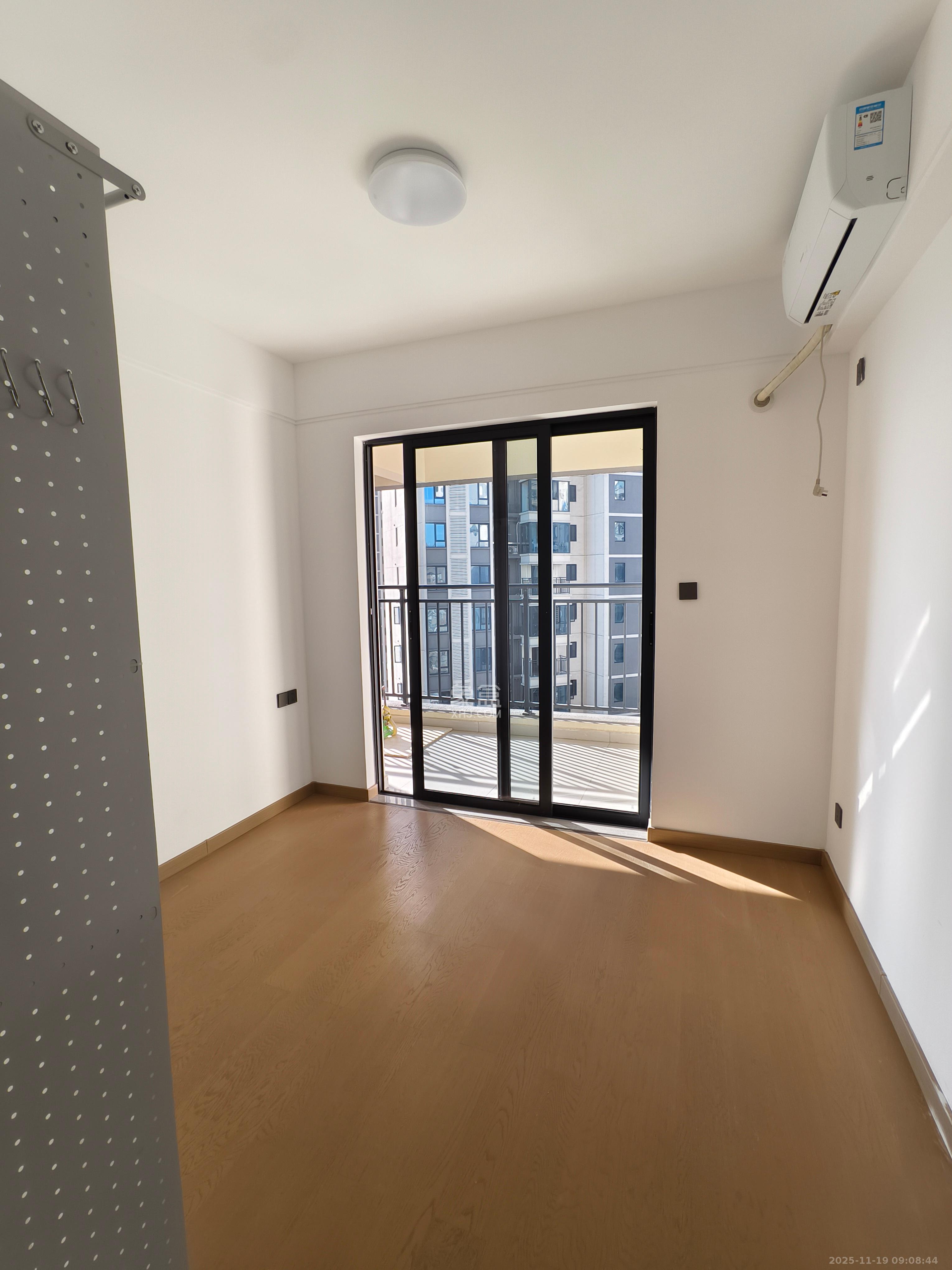 长房悦香山 3室2厅2卫 3300.0元/月 长房悦香山 3室2厅2卫 3300.0元/月室内图