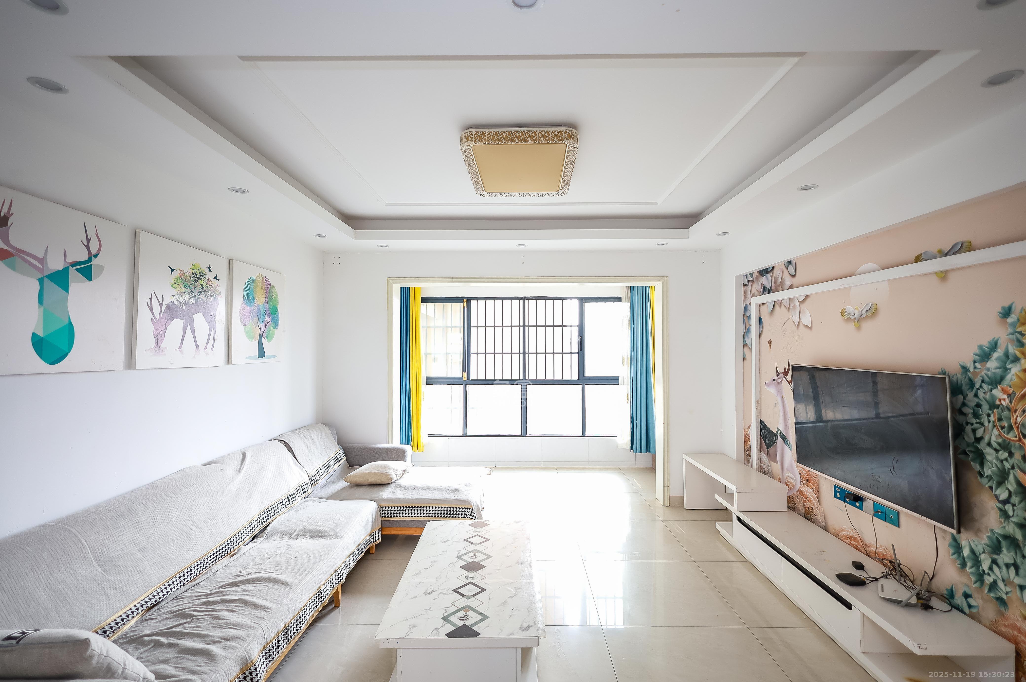 天麓尚层  3室3厅2卫    2400.0元/月