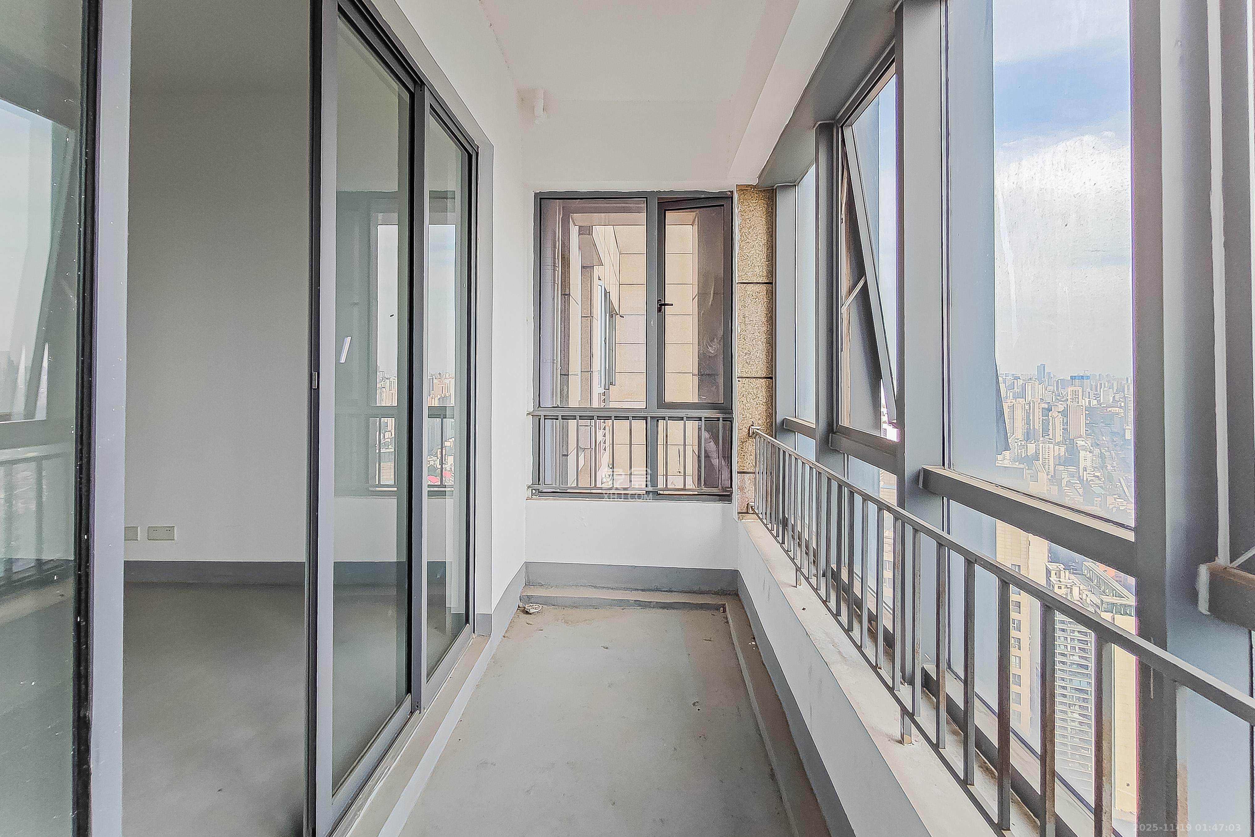 保利国际广场  4室2厅4卫    550.0万阳台