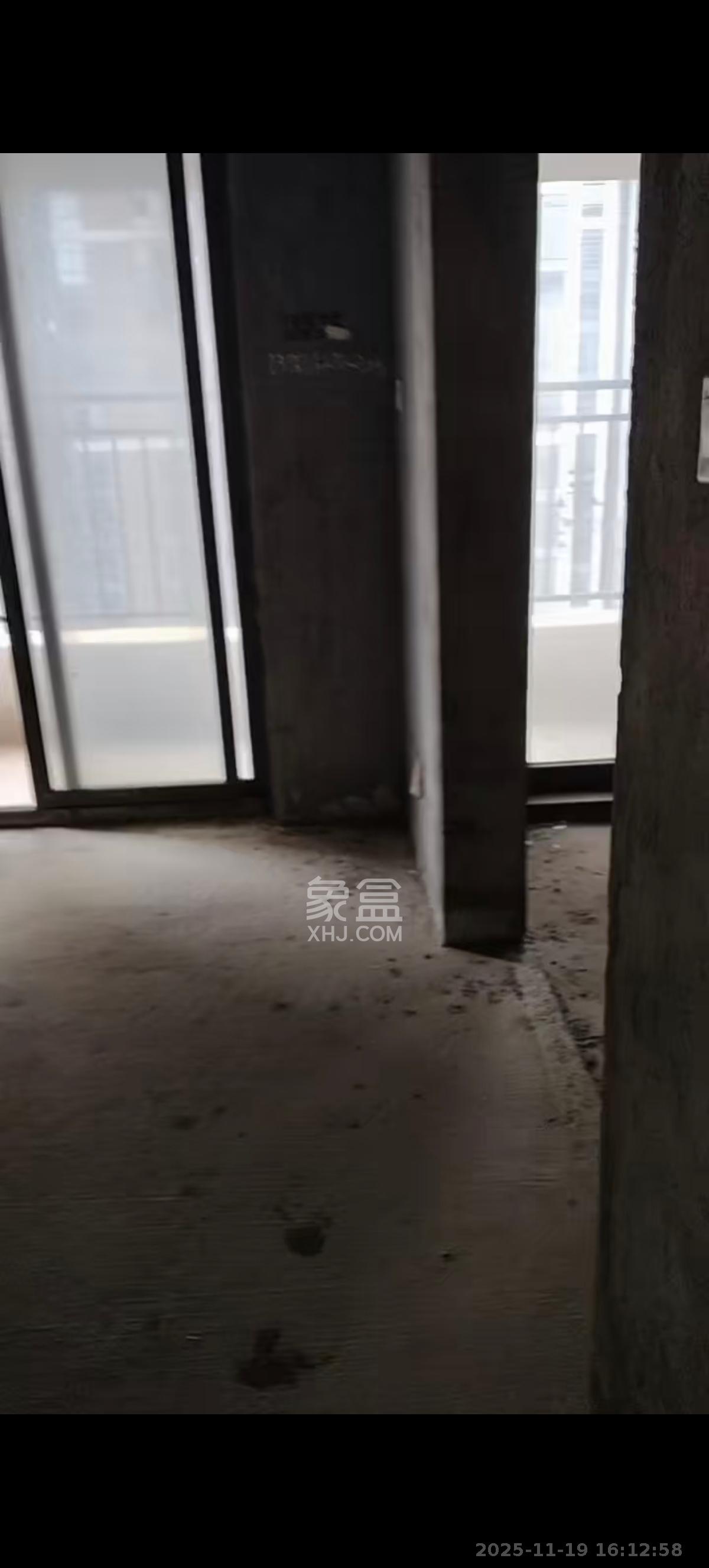 金侨城 3室2厅2卫 42.0万 金侨城 3室2厅2卫 42.0万客厅