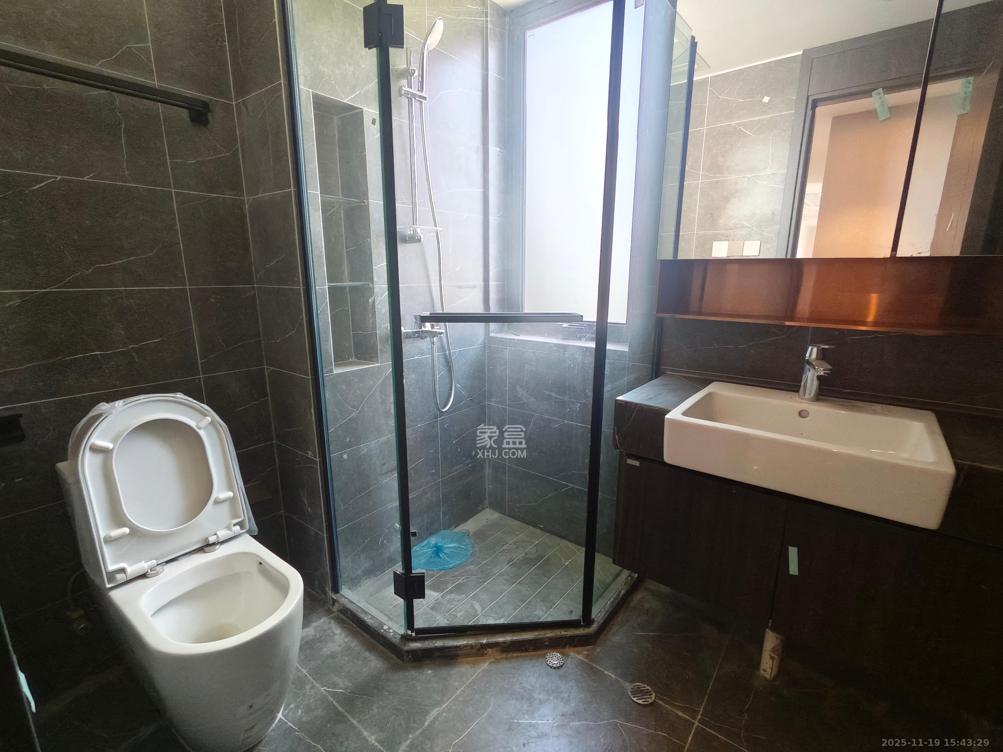 绿地麓云国际一期 6室2厅3卫 7500.0元/月 绿地麓云国际一期 6室2厅3卫 7500.0元/月室内图