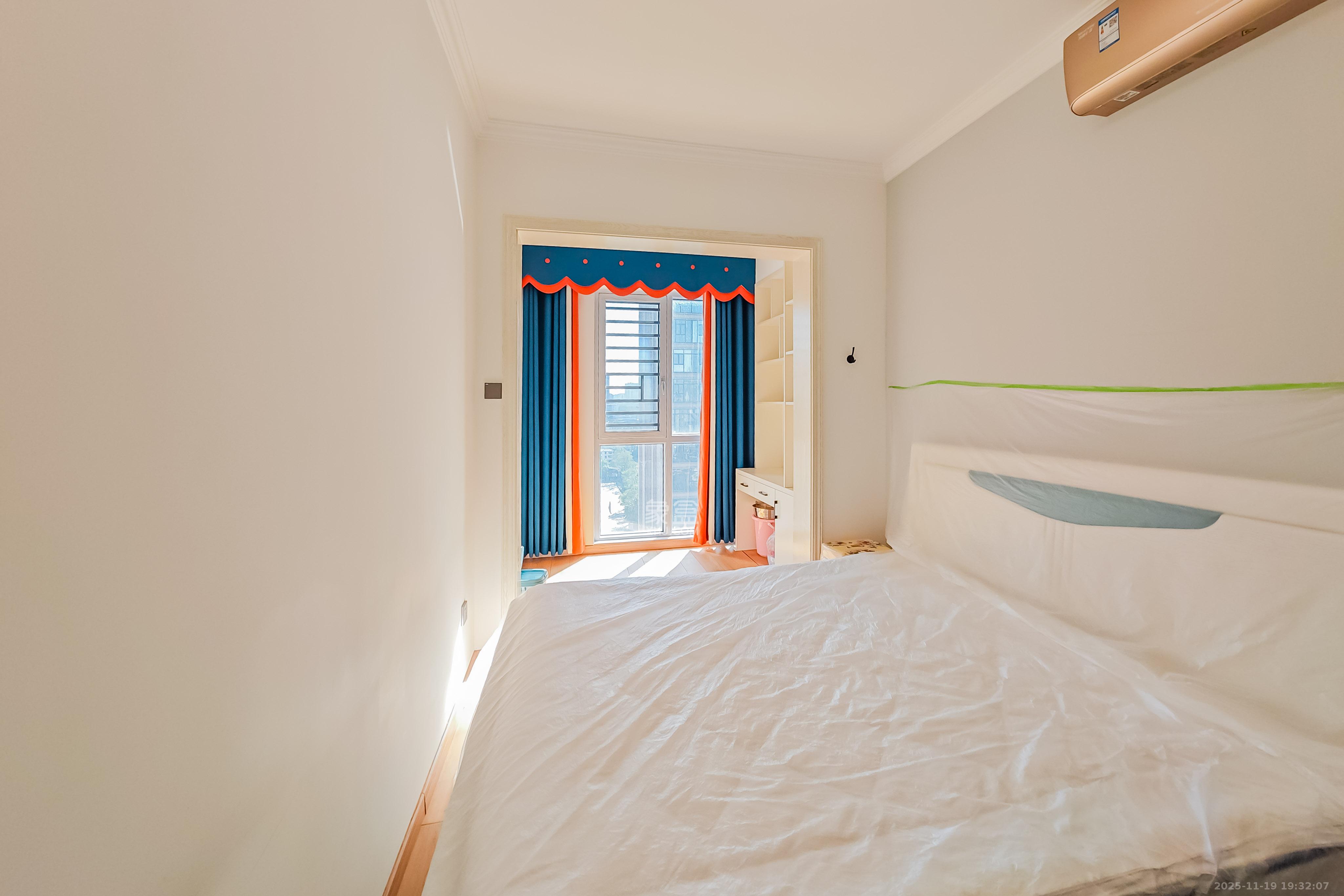 环亚高铁芯城  3室2厅2卫    120.0万卧室