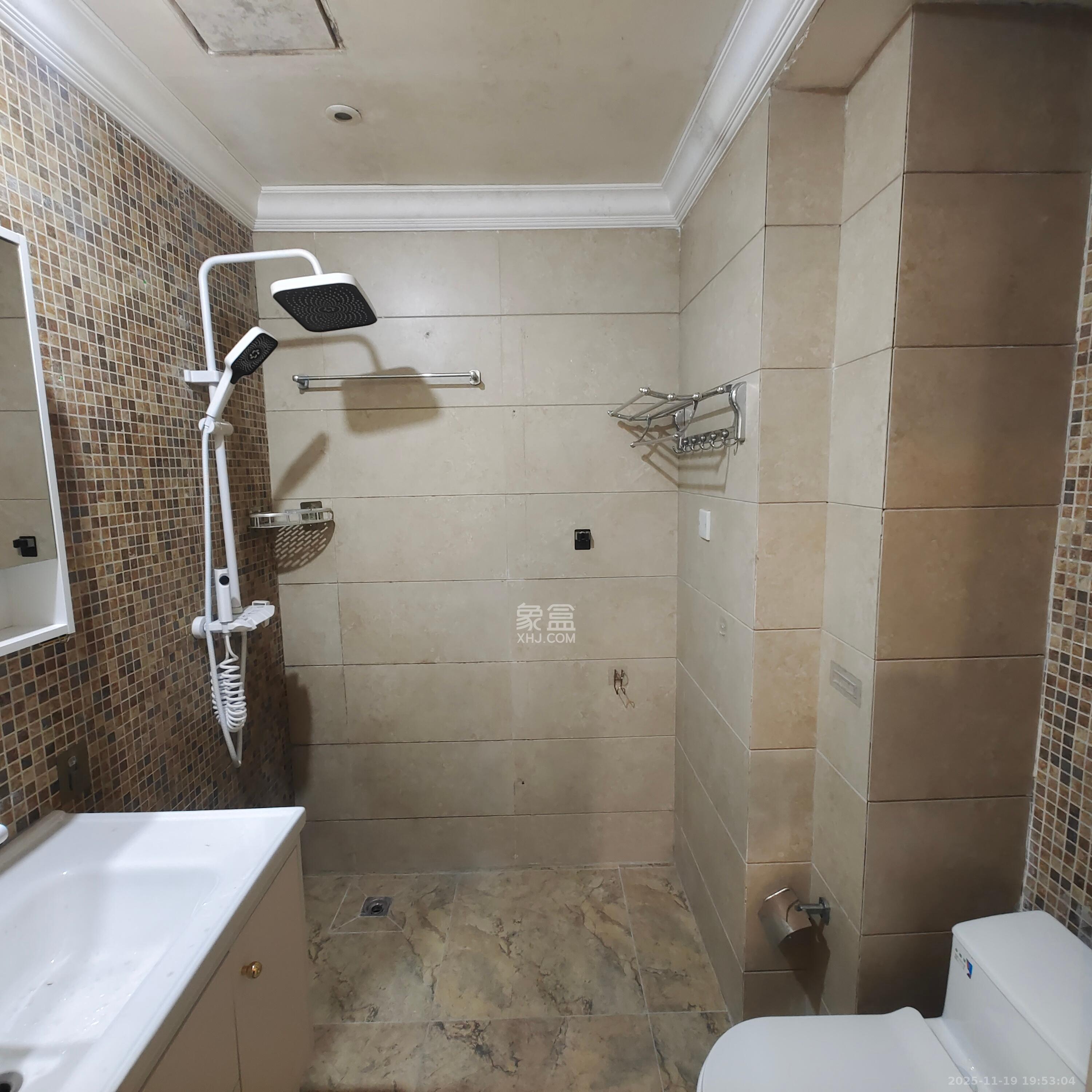 郡原广场 1室1厅1卫 1700.0元/月 郡原广场 1室1厅1卫 1700.0元/月室内图