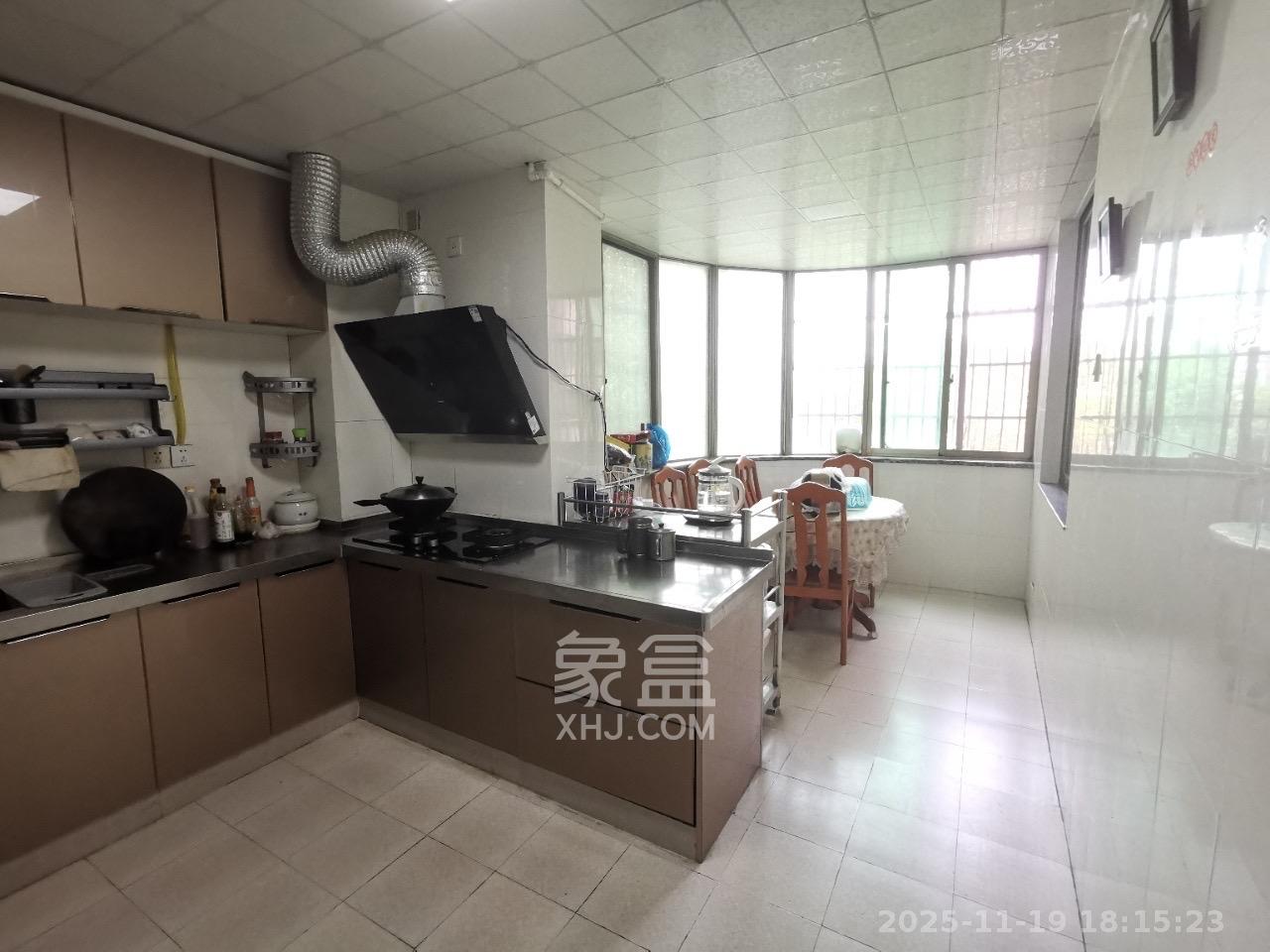 时代天骄  3室2厅2卫    2600.0元/月室内图