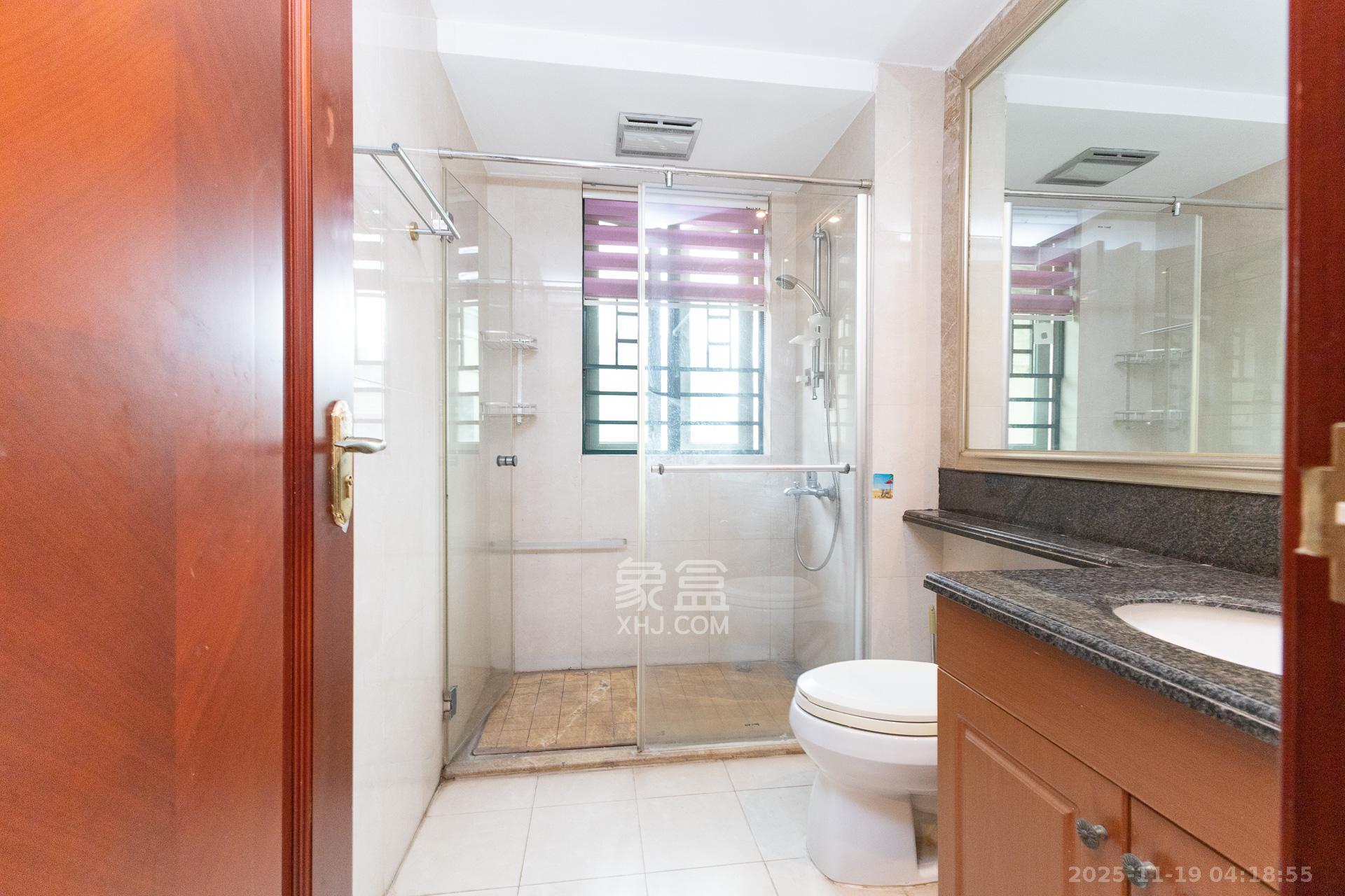 恒大名都  4室2厅2卫    75.0万卫生间