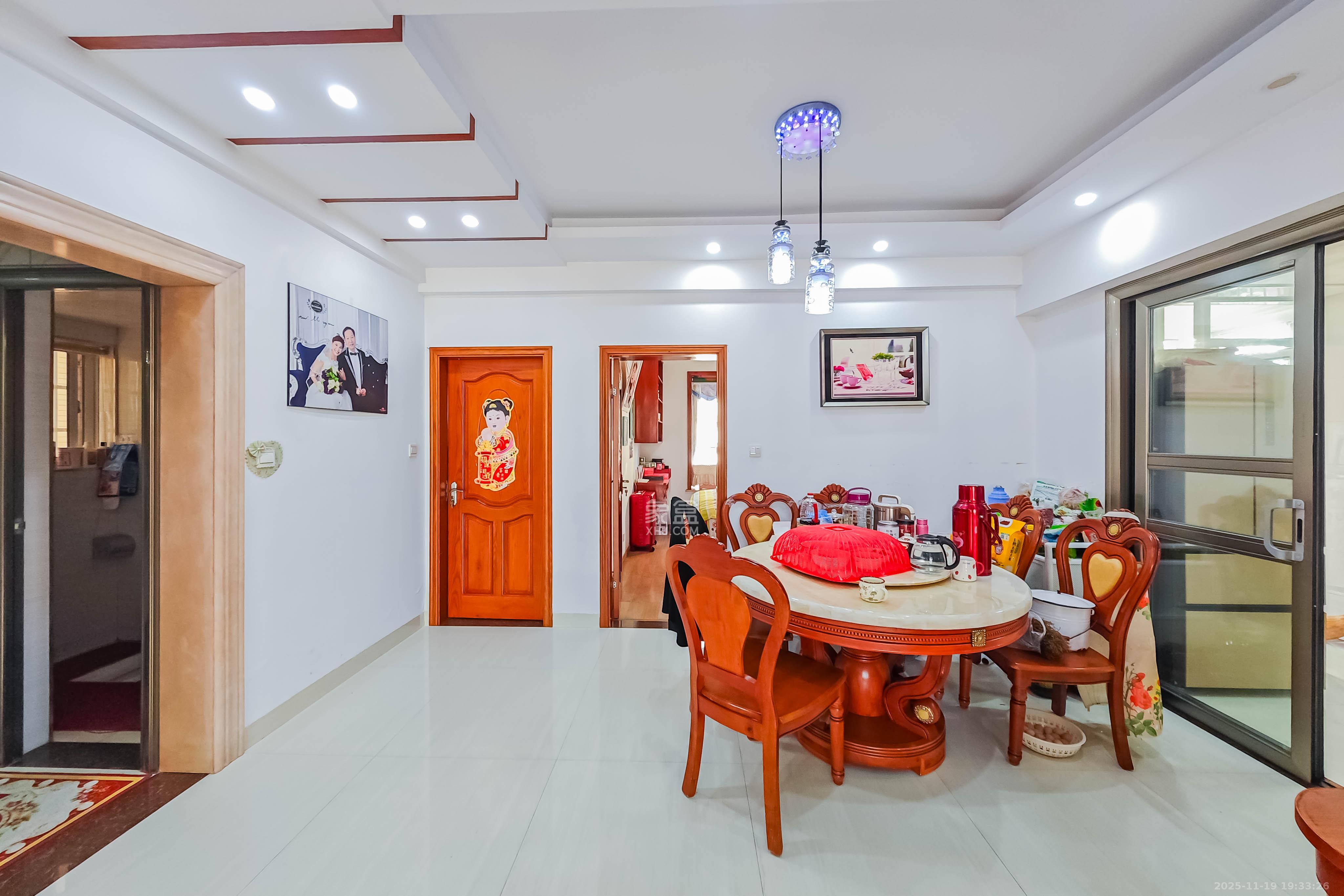 城市山水豪园(山水城市风景) 3室2厅2卫 135.0万 城市山水豪园(山水城市风景) 3室2厅2卫 135.0万客厅