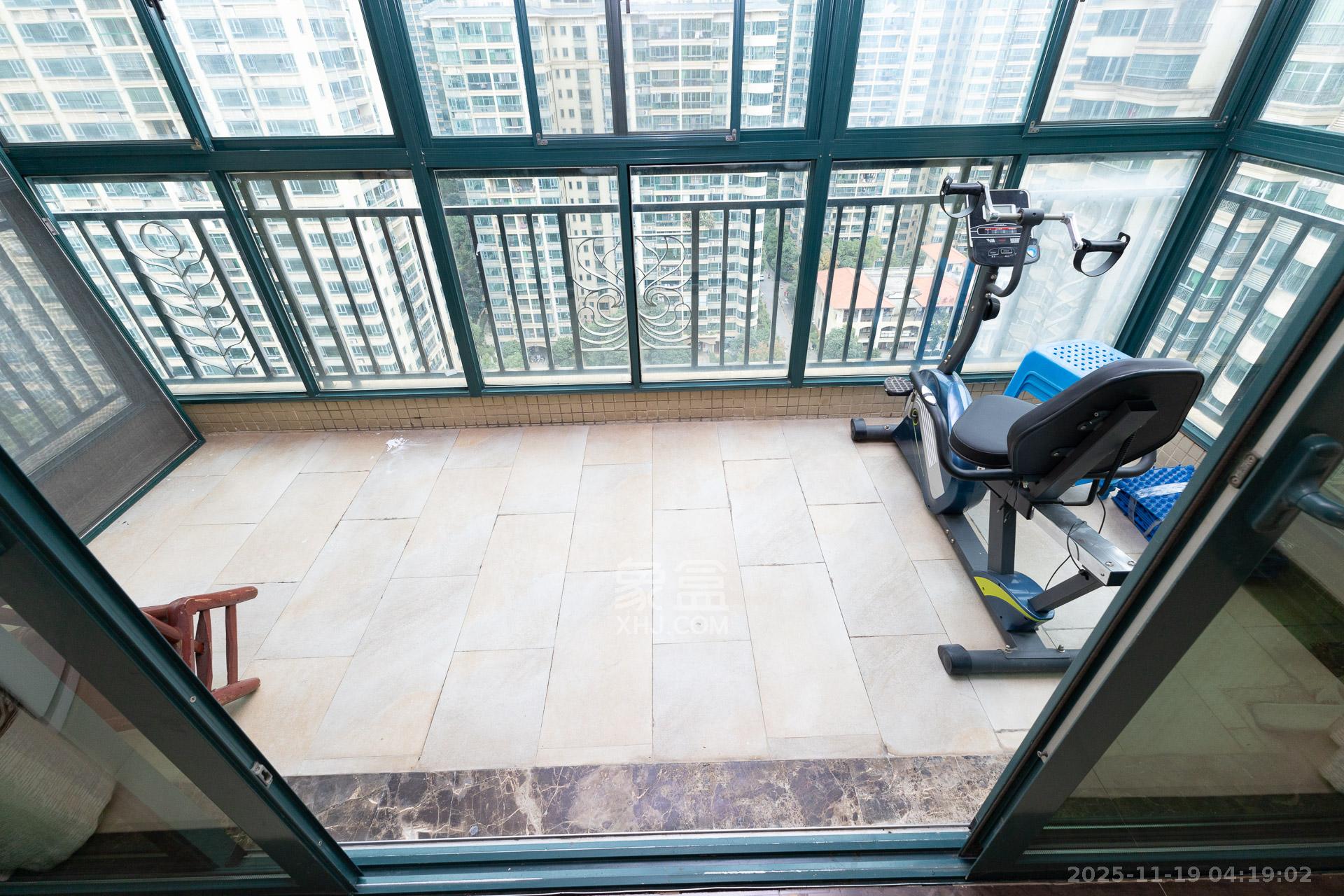 恒大名都  4室2厅2卫    75.0万阳台