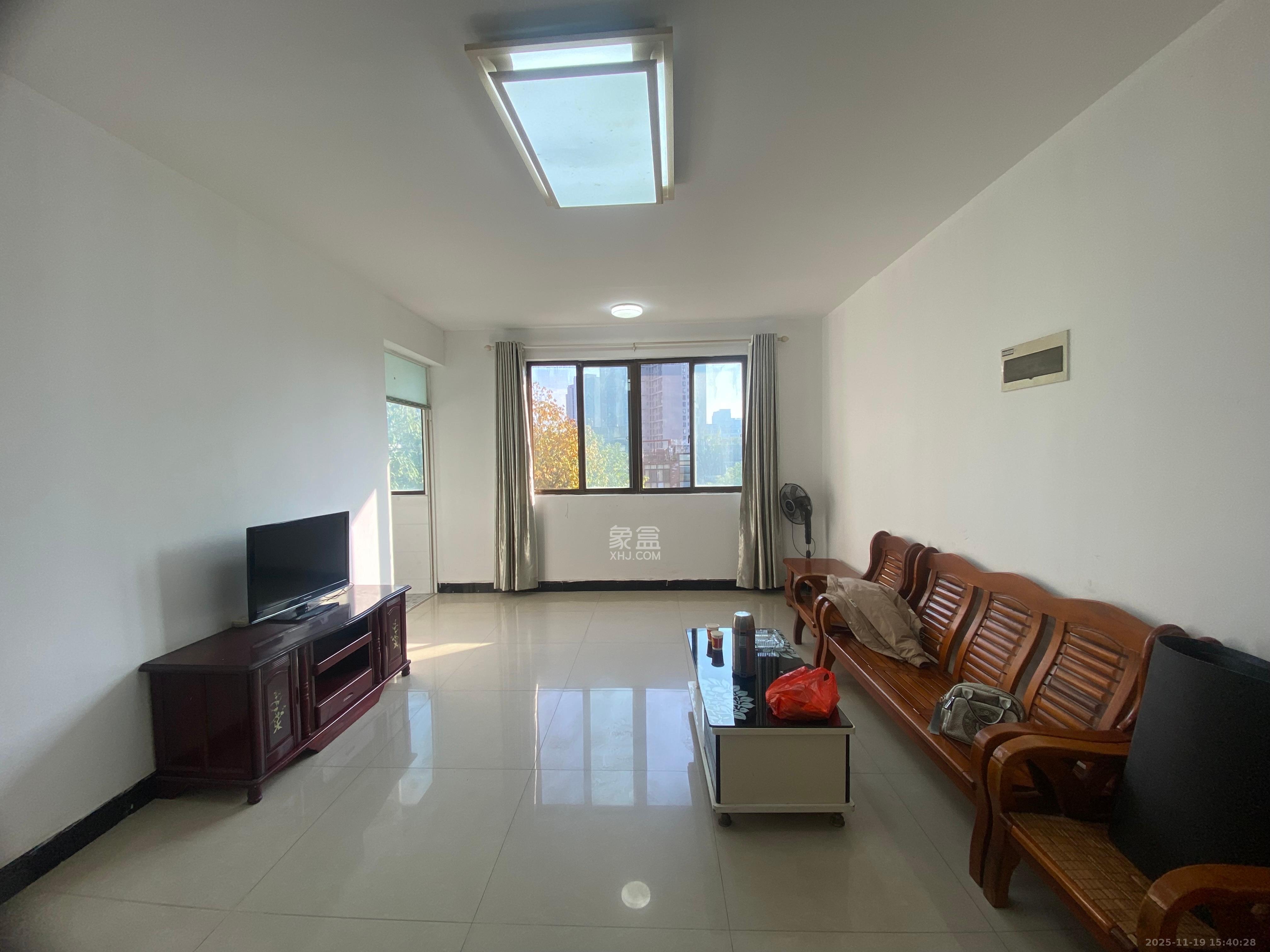 湘核佳苑  3室1厅1卫    1900.0元/月