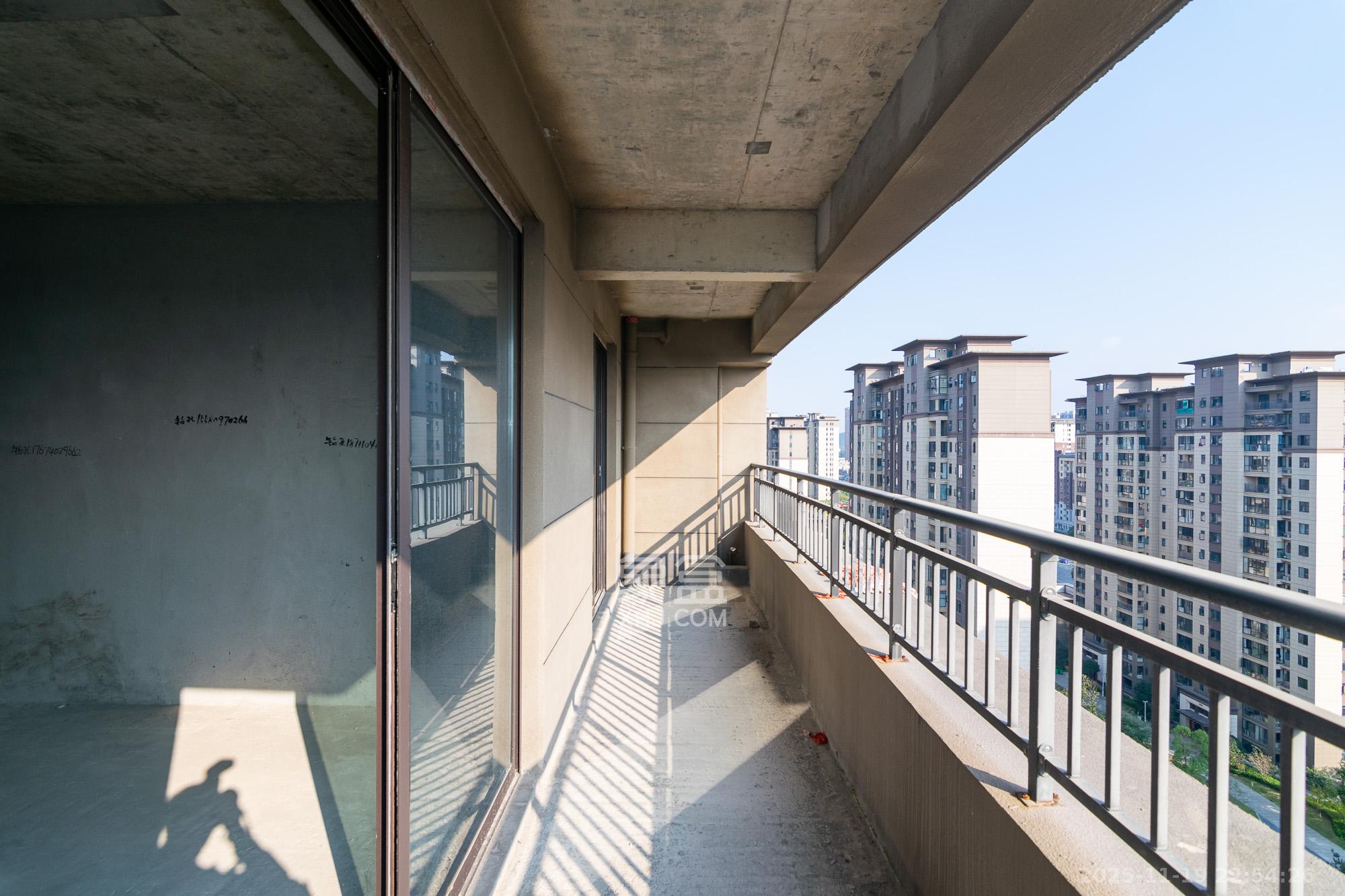 大汉汉府一期  4室2厅2卫    68.0万阳台