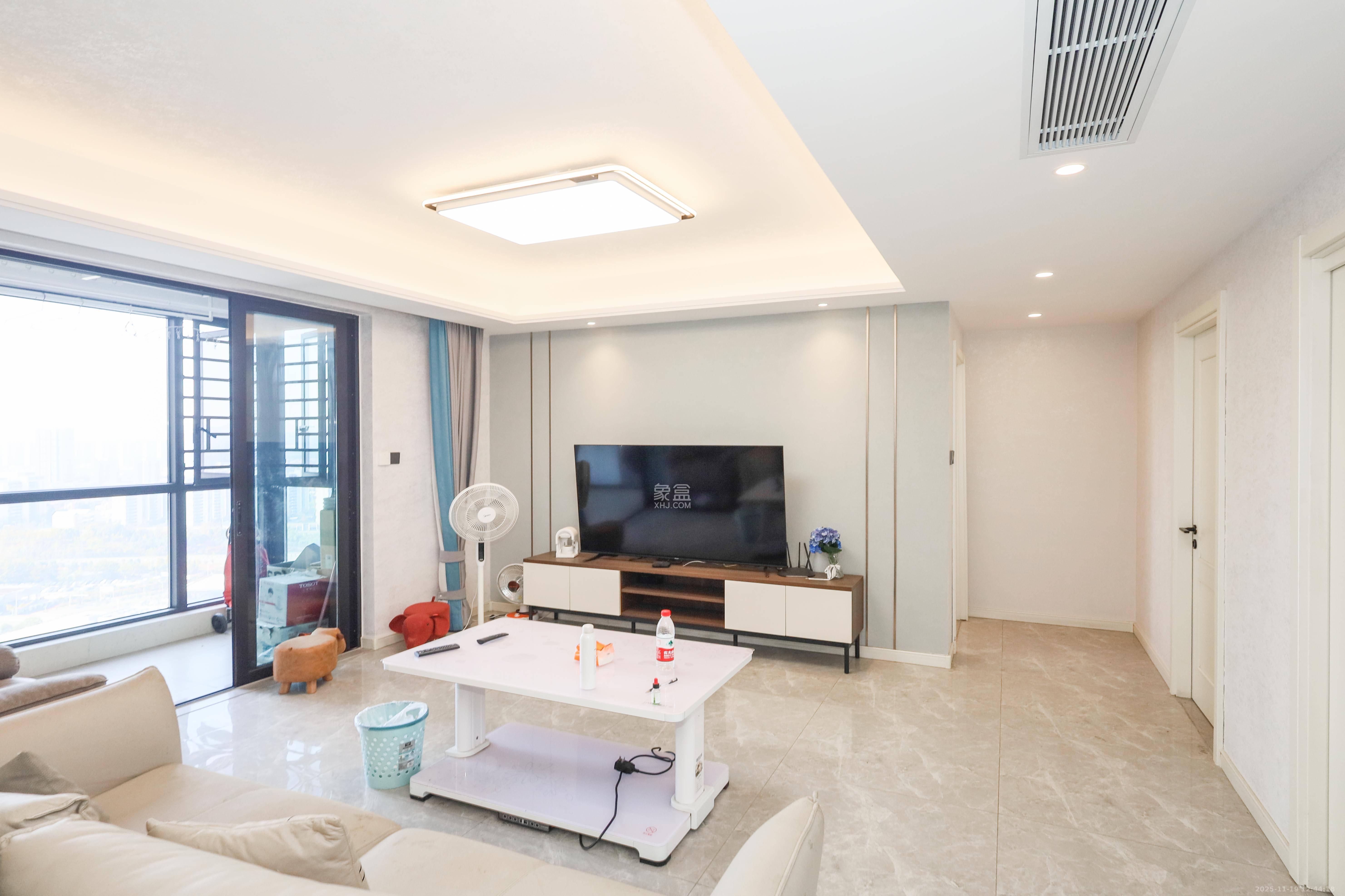 万科金色梦想B区  3室2厅2卫    145.0万客厅