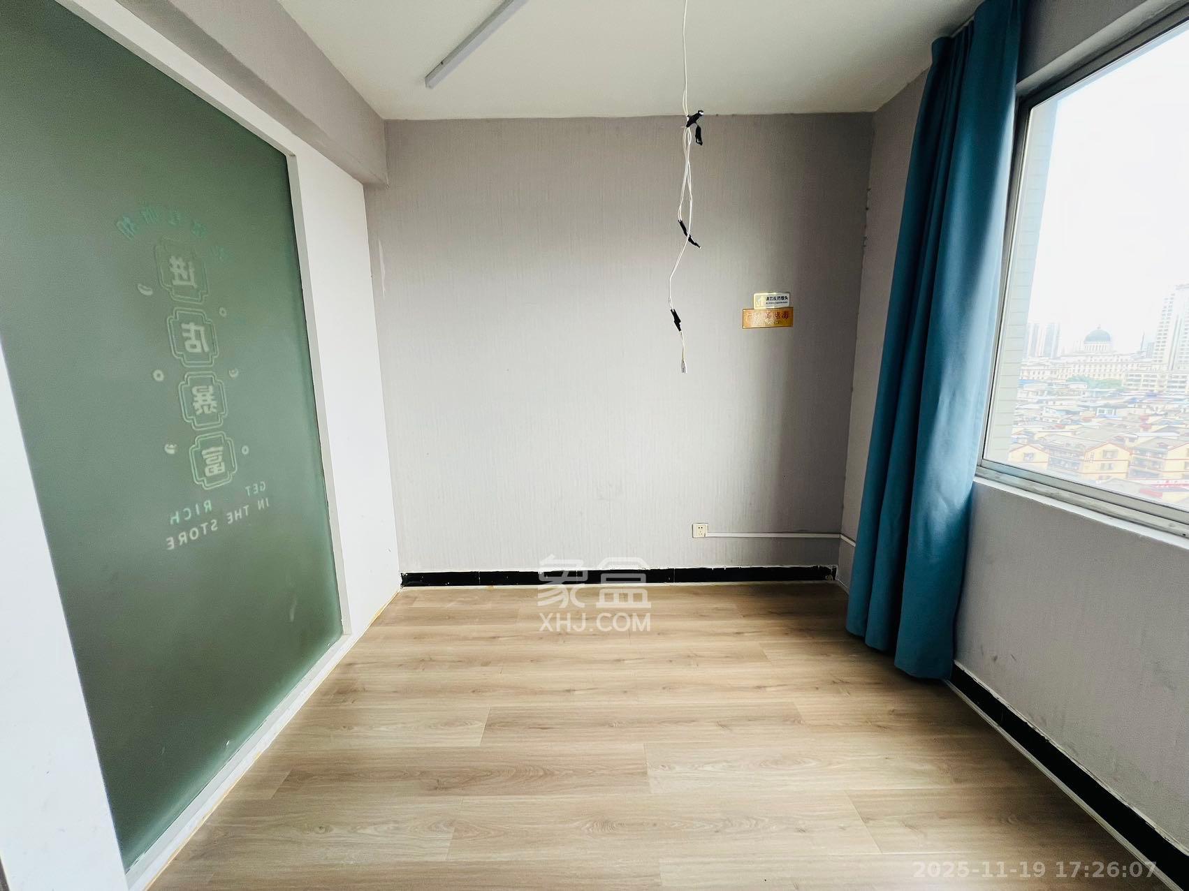 高桥现代商贸城  6室2厅1卫    3200.0元/月室内图