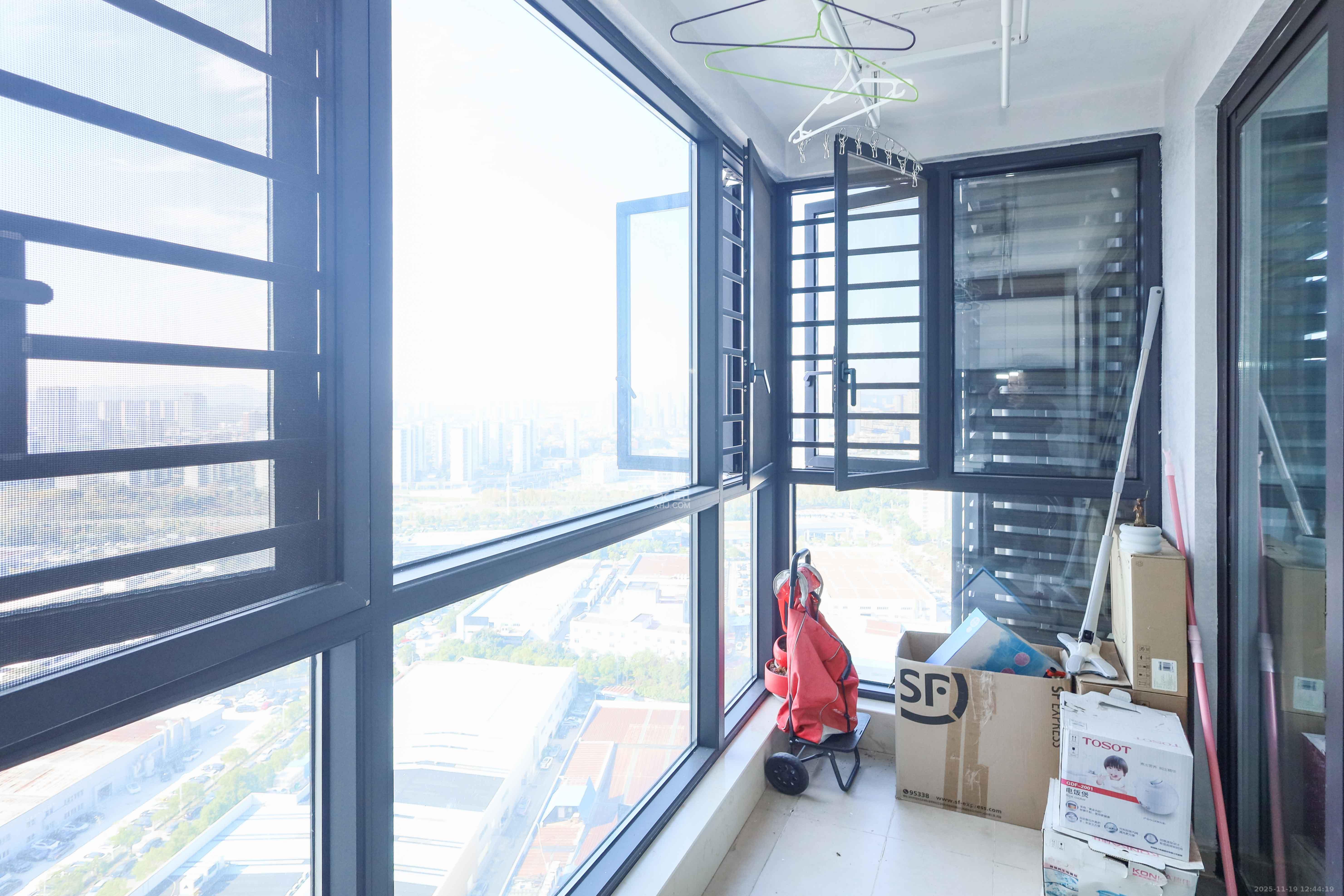 万科金色梦想B区  3室2厅2卫    145.0万阳台