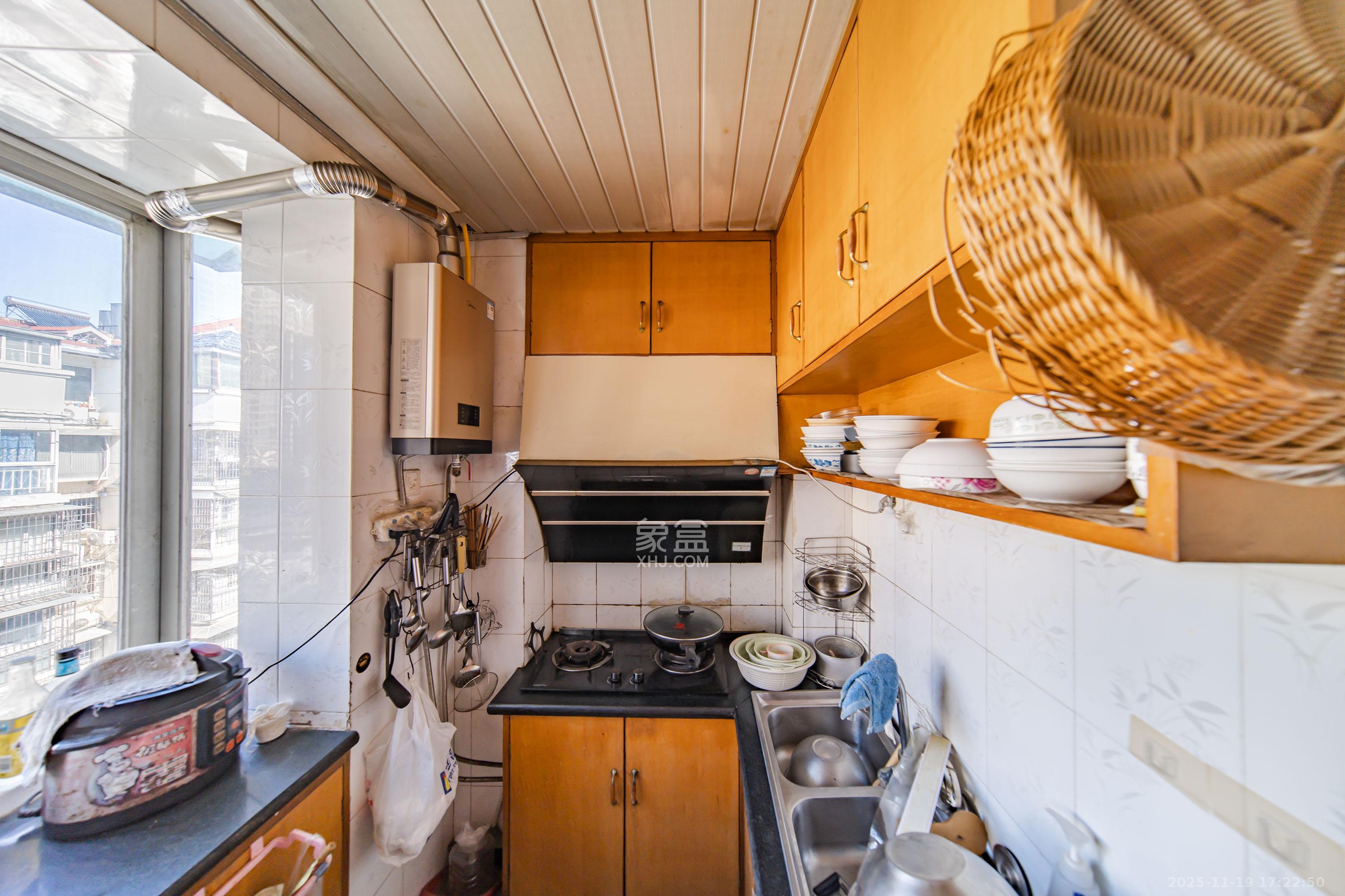 金帆小区  3室2厅2卫    55.0万厨房