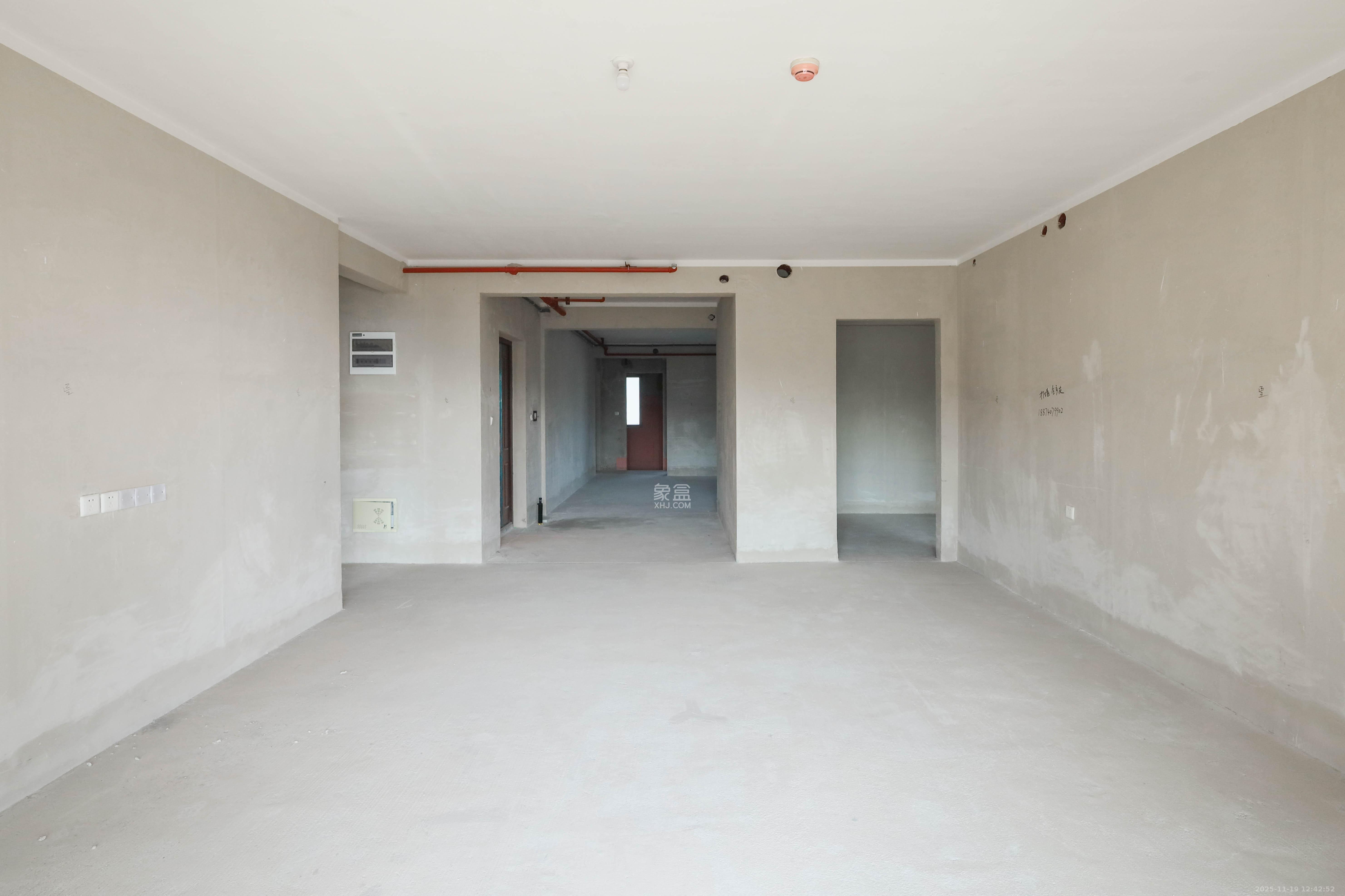 梅溪华府(新城金茂梦想华府) 4室2厅3卫 239.8万 梅溪华府(新城金茂梦想华府) 4室2厅3卫 239.8万客厅