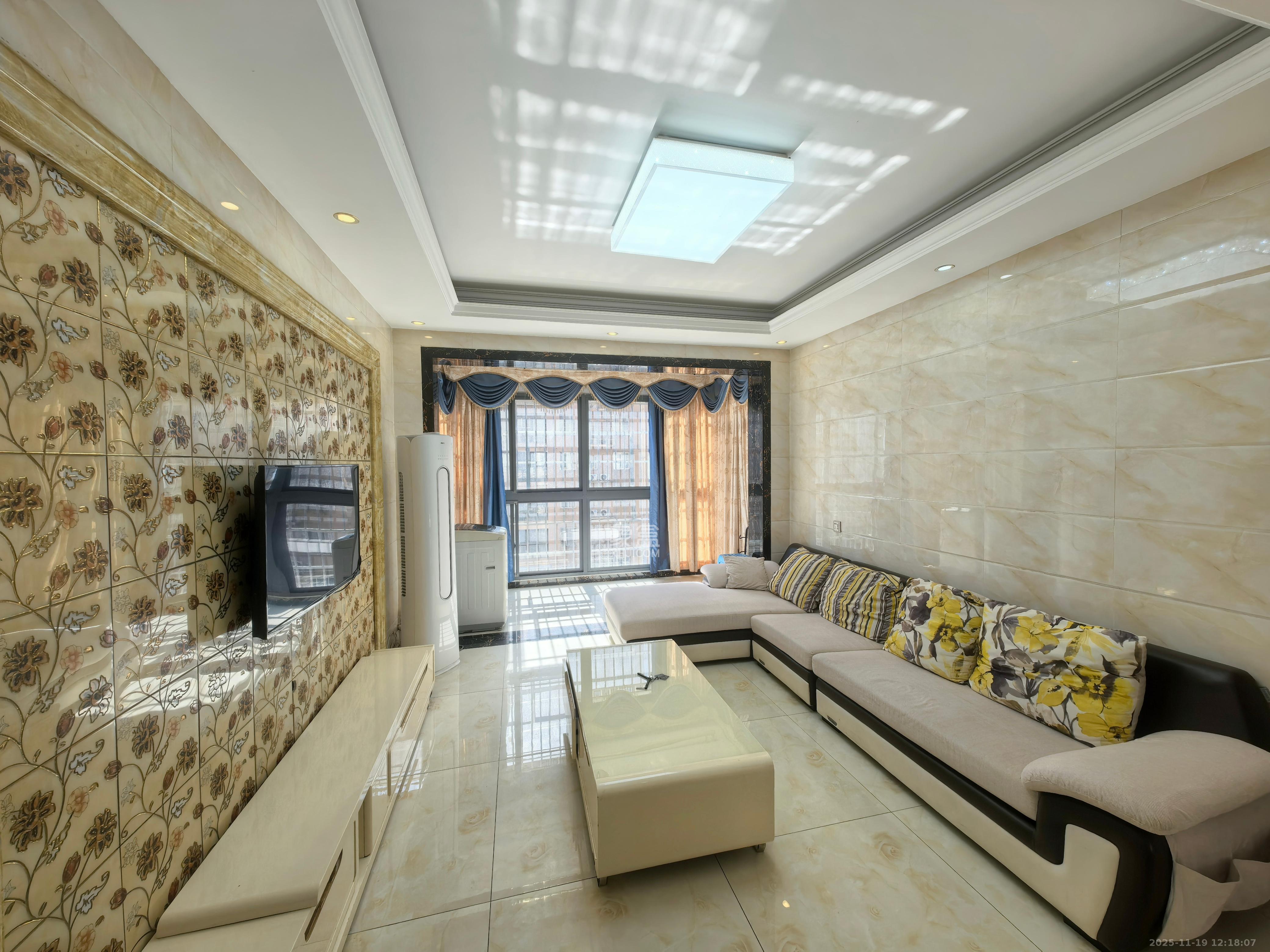 和沁园  2室2厅1卫    2000.0元/月