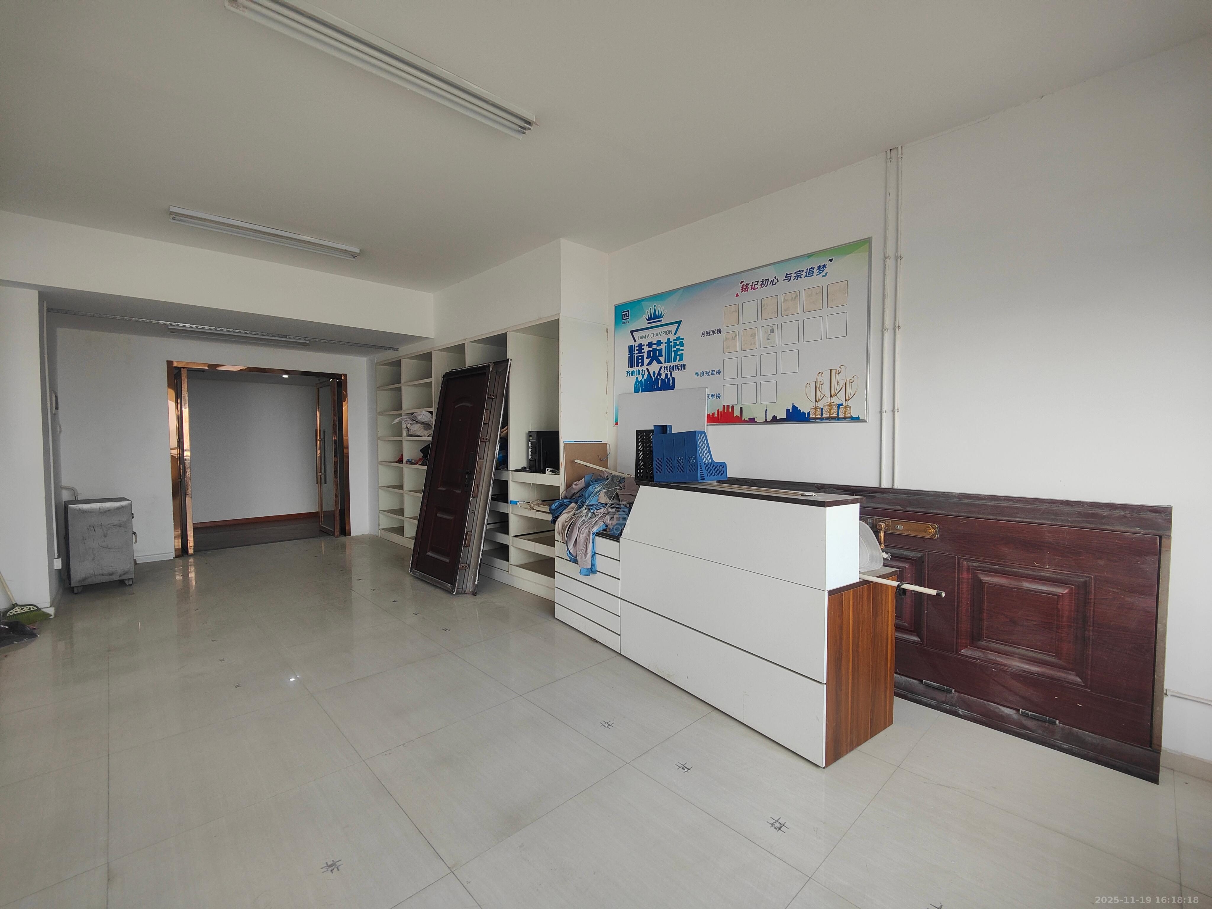 铭逸酒店 3室3厅1卫 3600.0元/月 铭逸酒店 3室3厅1卫 3600.0元/月室内图