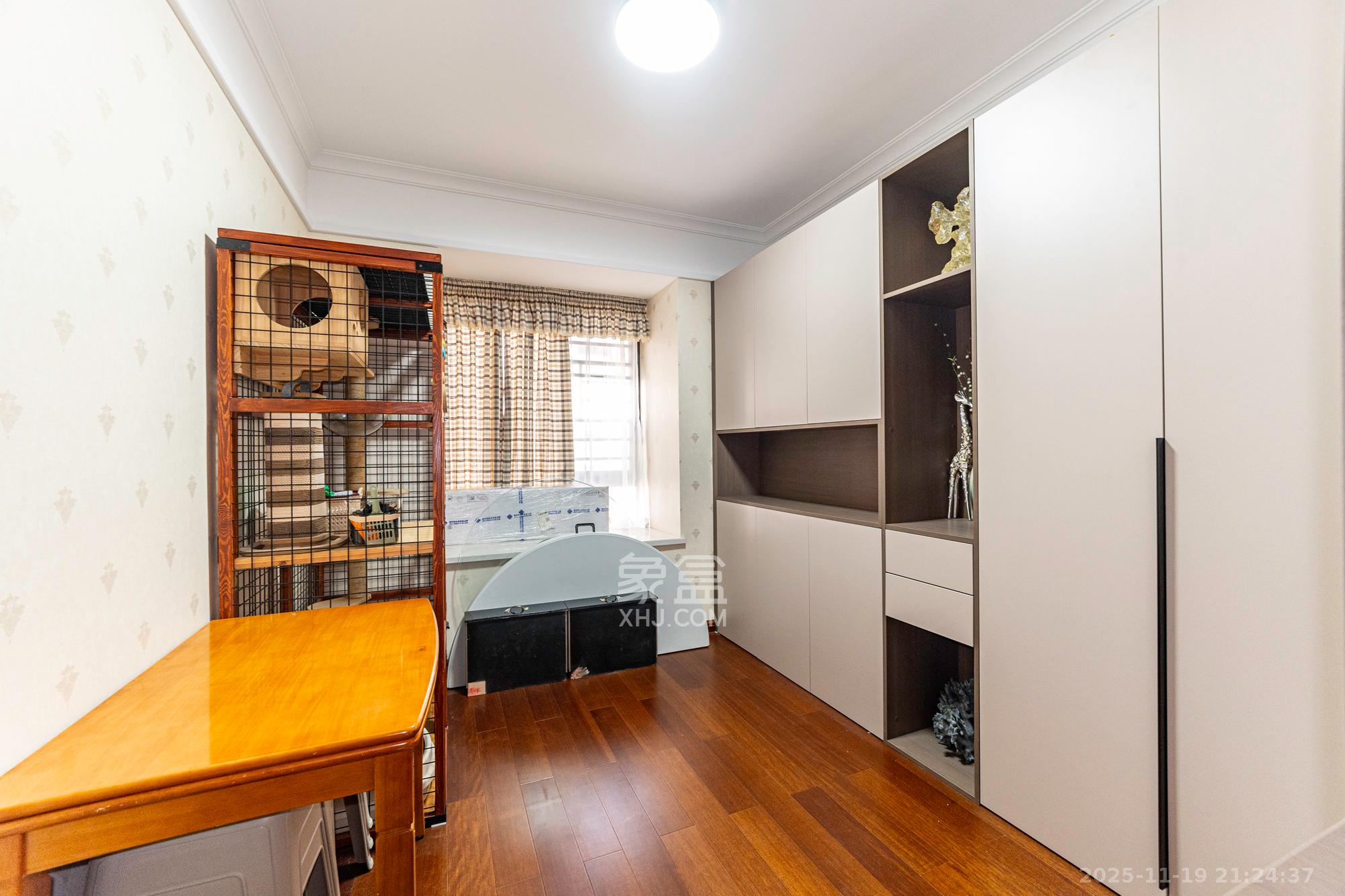 运达锦绣广场 6室2厅4卫 369.88万 运达锦绣广场 6室2厅4卫 369.88万卧室