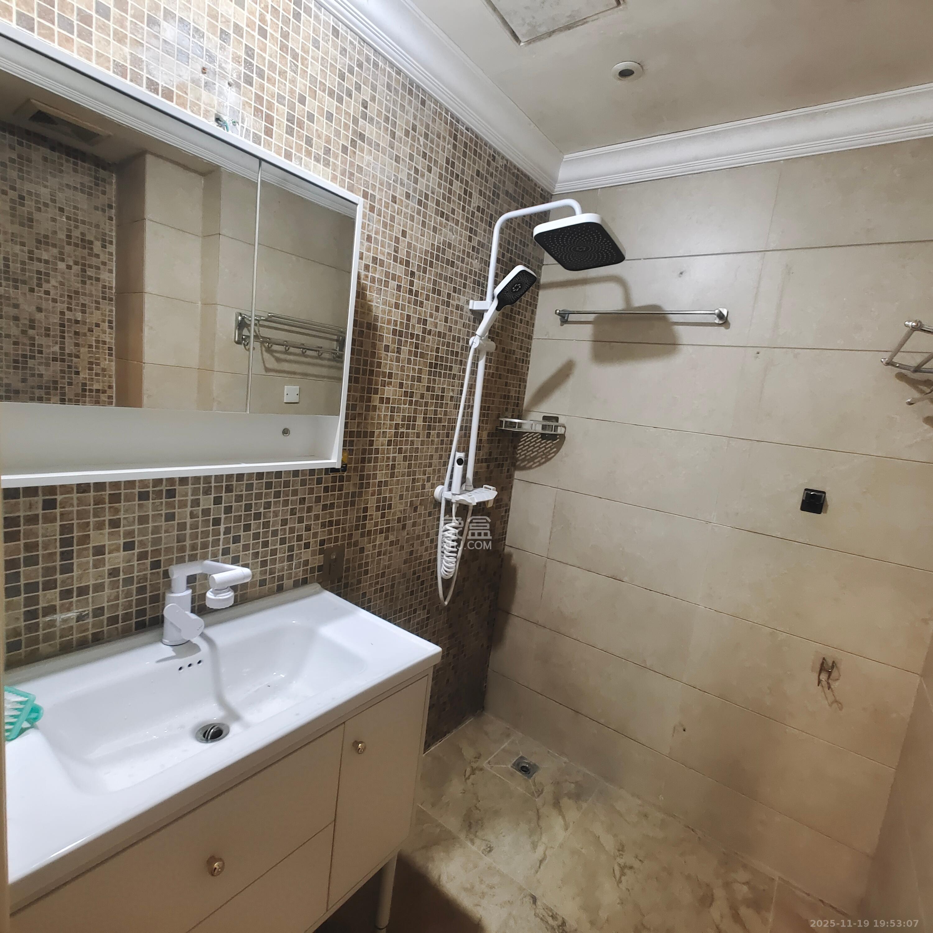 郡原广场  1室1厅1卫    1700.0元/月室内图