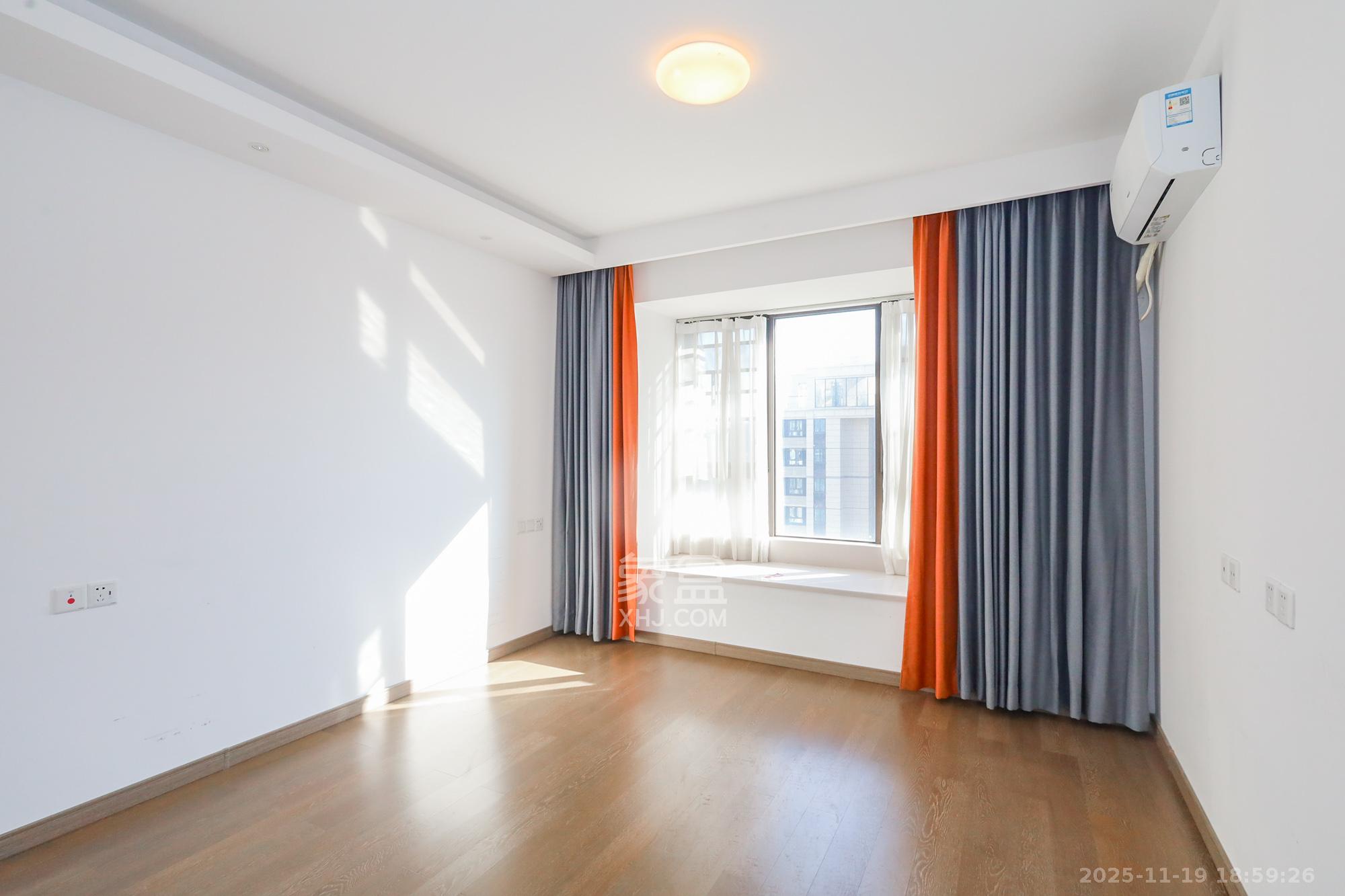 龙湖铂金中心(龙湖春江郦城) 3室2厅2卫 249.0万 龙湖铂金中心(龙湖春江郦城) 3室2厅2卫 249.0万卧室