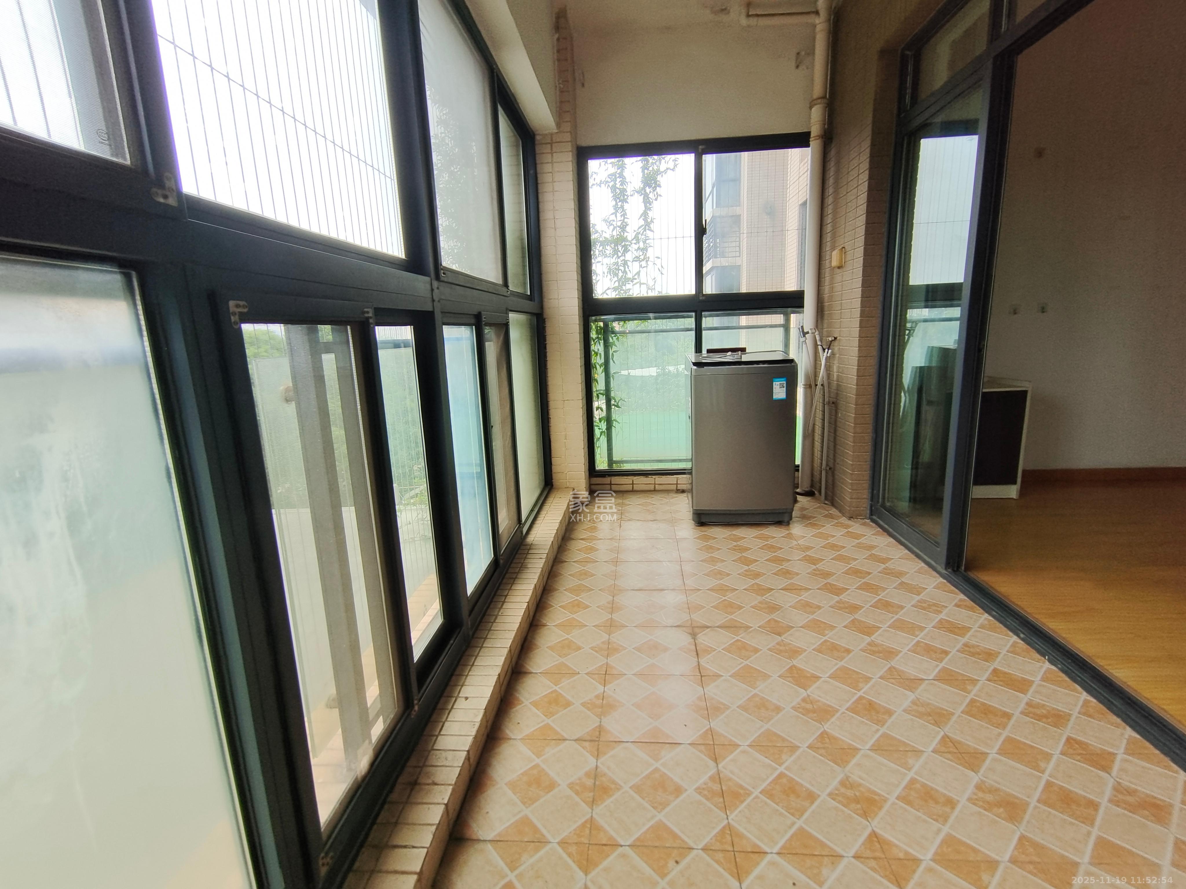 藏珑湖上国际花园 3室2厅2卫 2600.0元/月 藏珑湖上国际花园 3室2厅2卫 2600.0元/月室内图