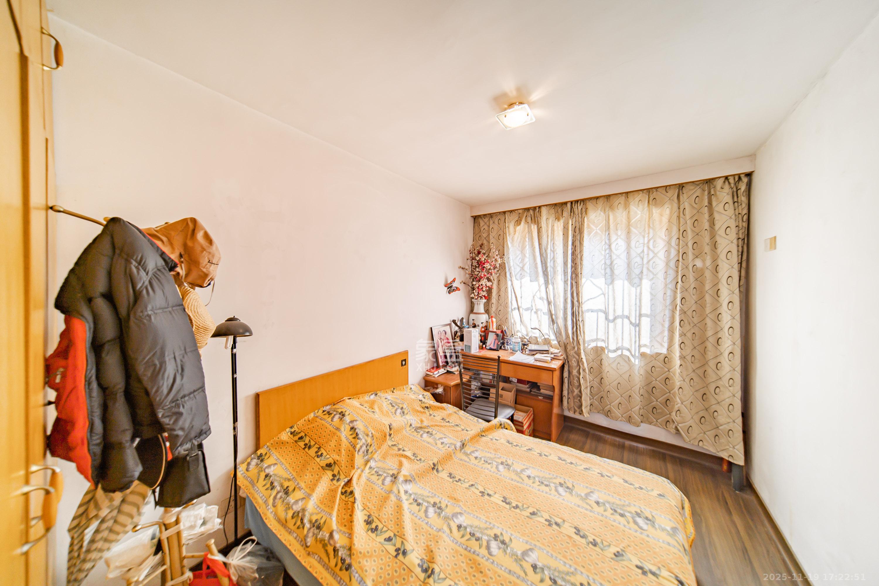 金帆小区  3室2厅2卫    55.0万卧室