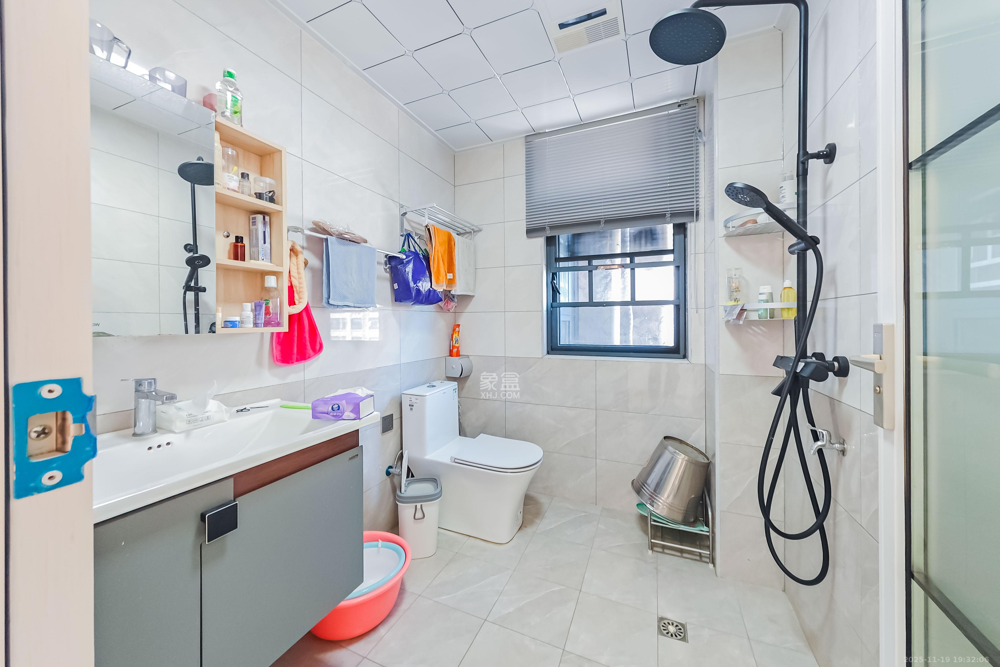 环亚高铁芯城  3室2厅2卫    120.0万卫生间