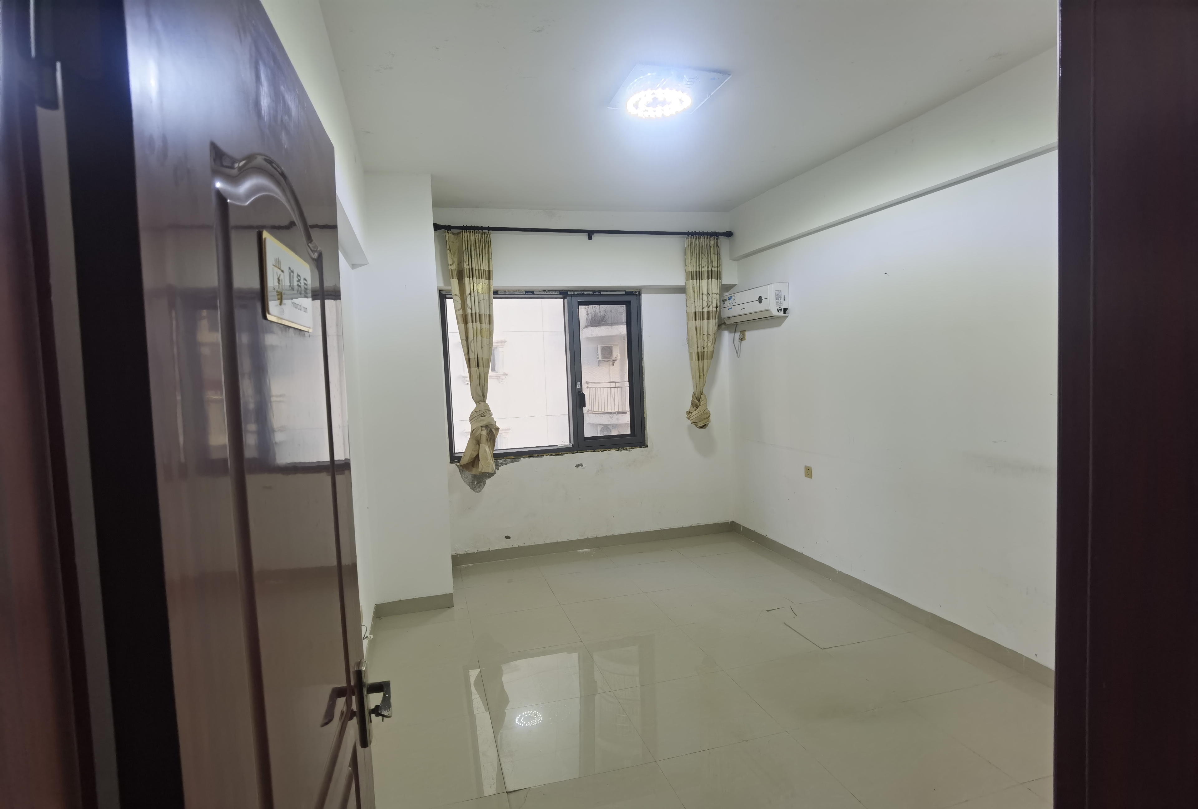 兴力国际大厦 4室1厅1卫 110.0万 兴力国际大厦 4室1厅1卫 110.0万客厅