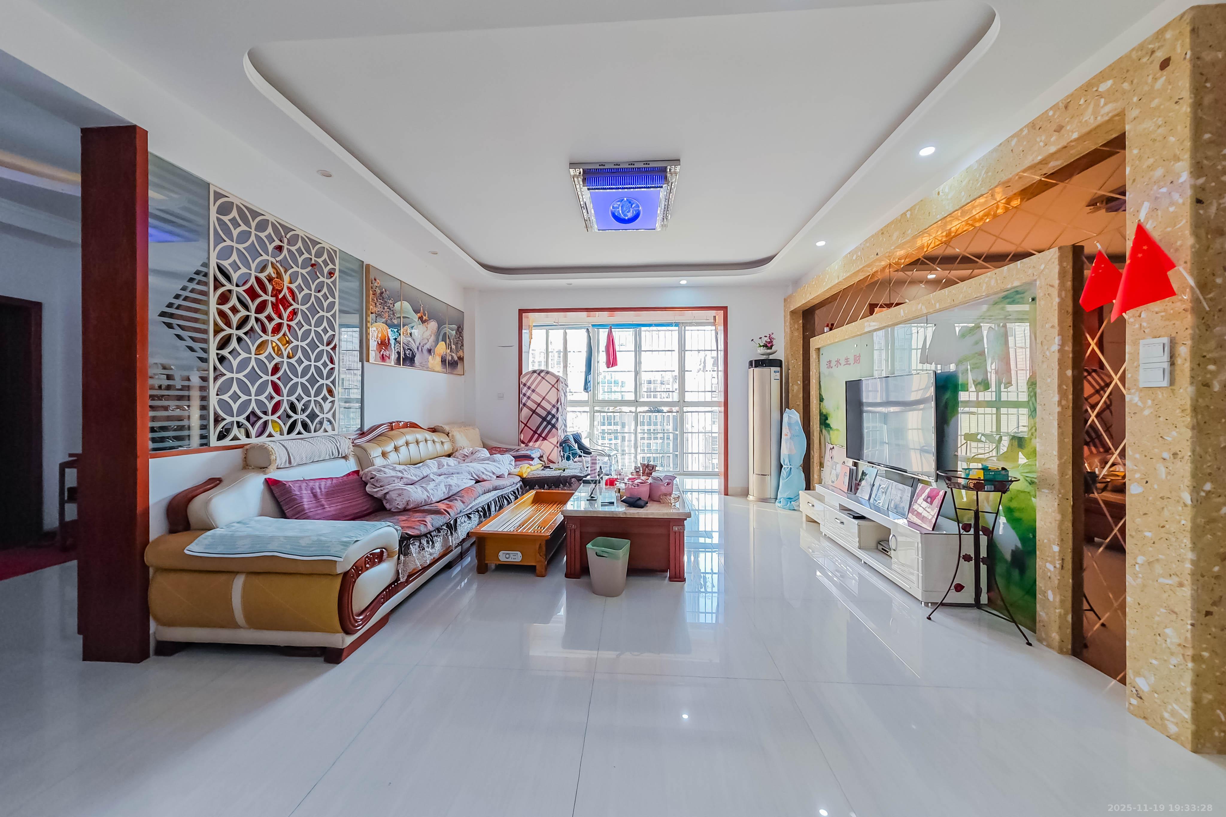 城市山水豪园（山水城市风景）  3室2厅2卫    135.0万客厅