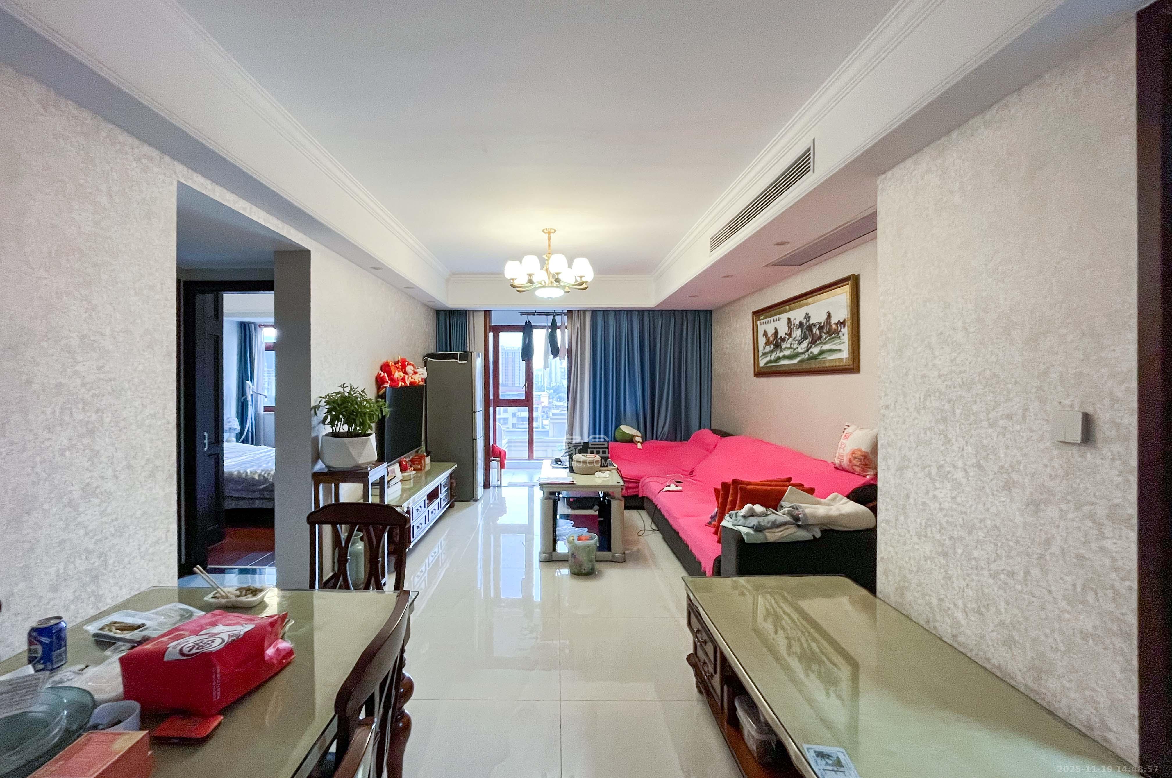 中央美郡  3室2厅1卫    115.0万客厅