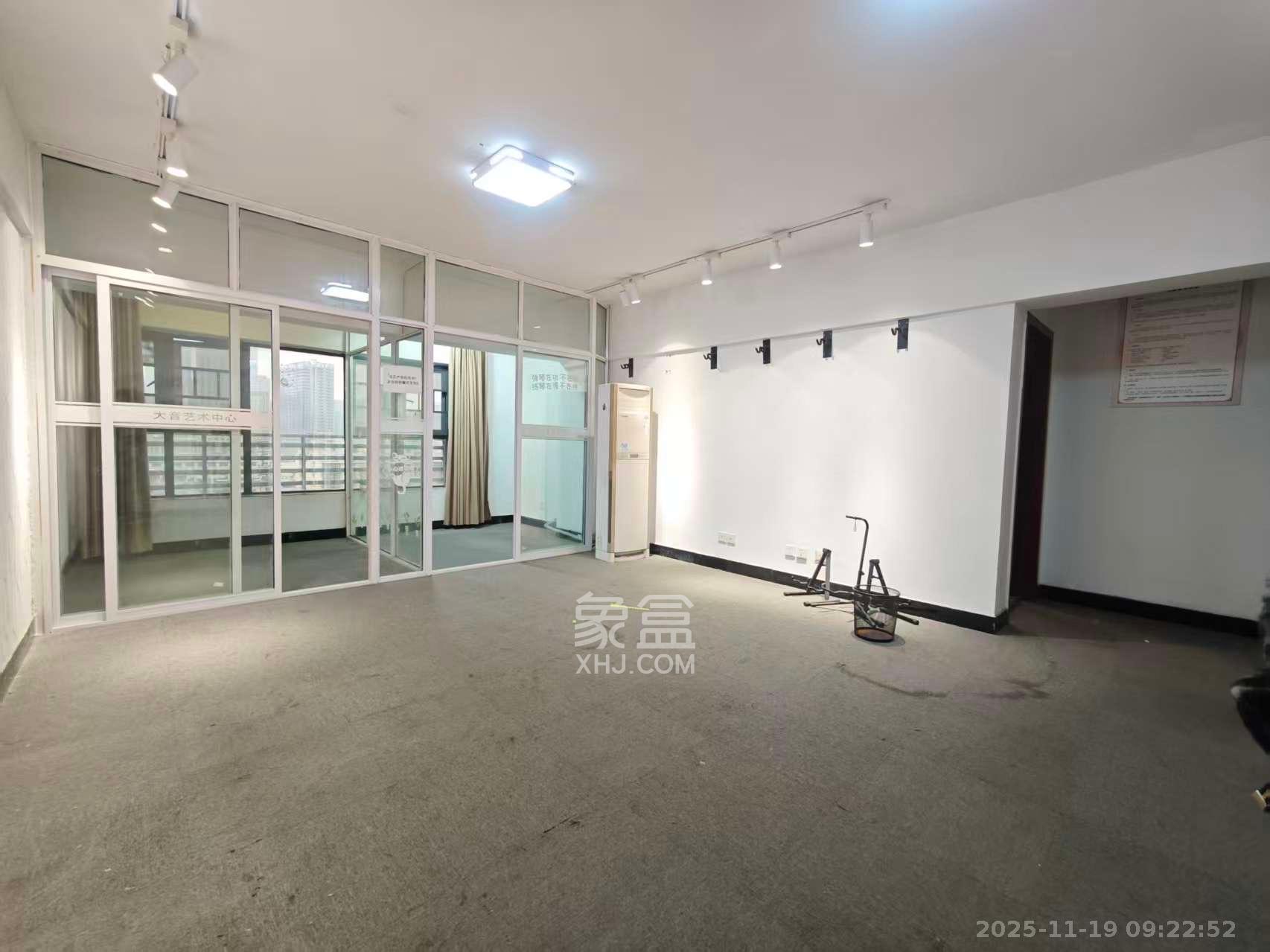 馨域公寓 3室2厅1卫 3500.0元/月 馨域公寓 3室2厅1卫 3500.0元/月室内图