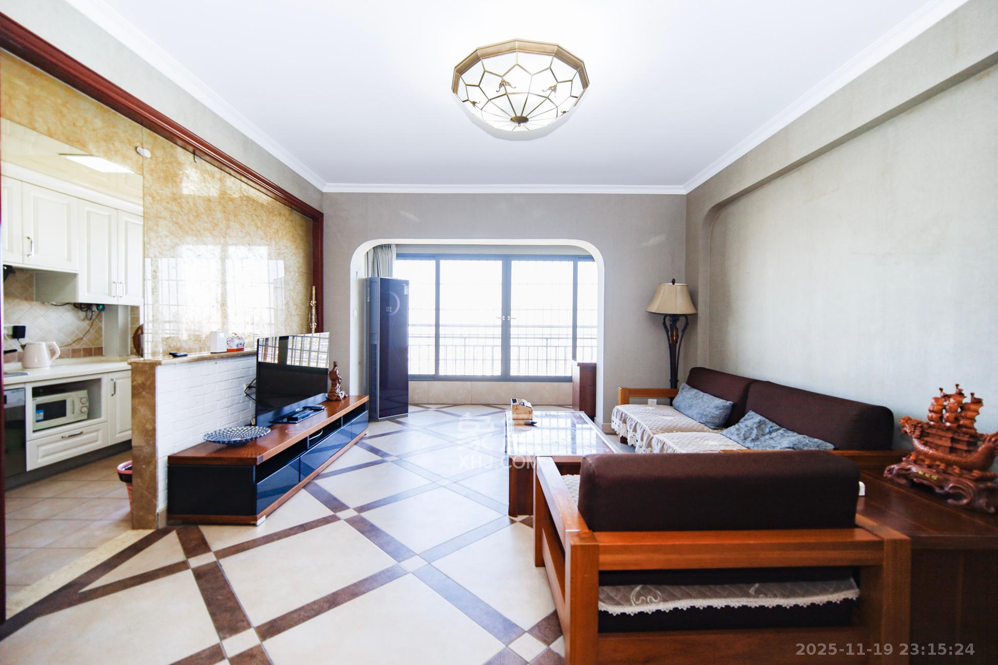 上海城小区  3室2厅2卫    108.0万客厅