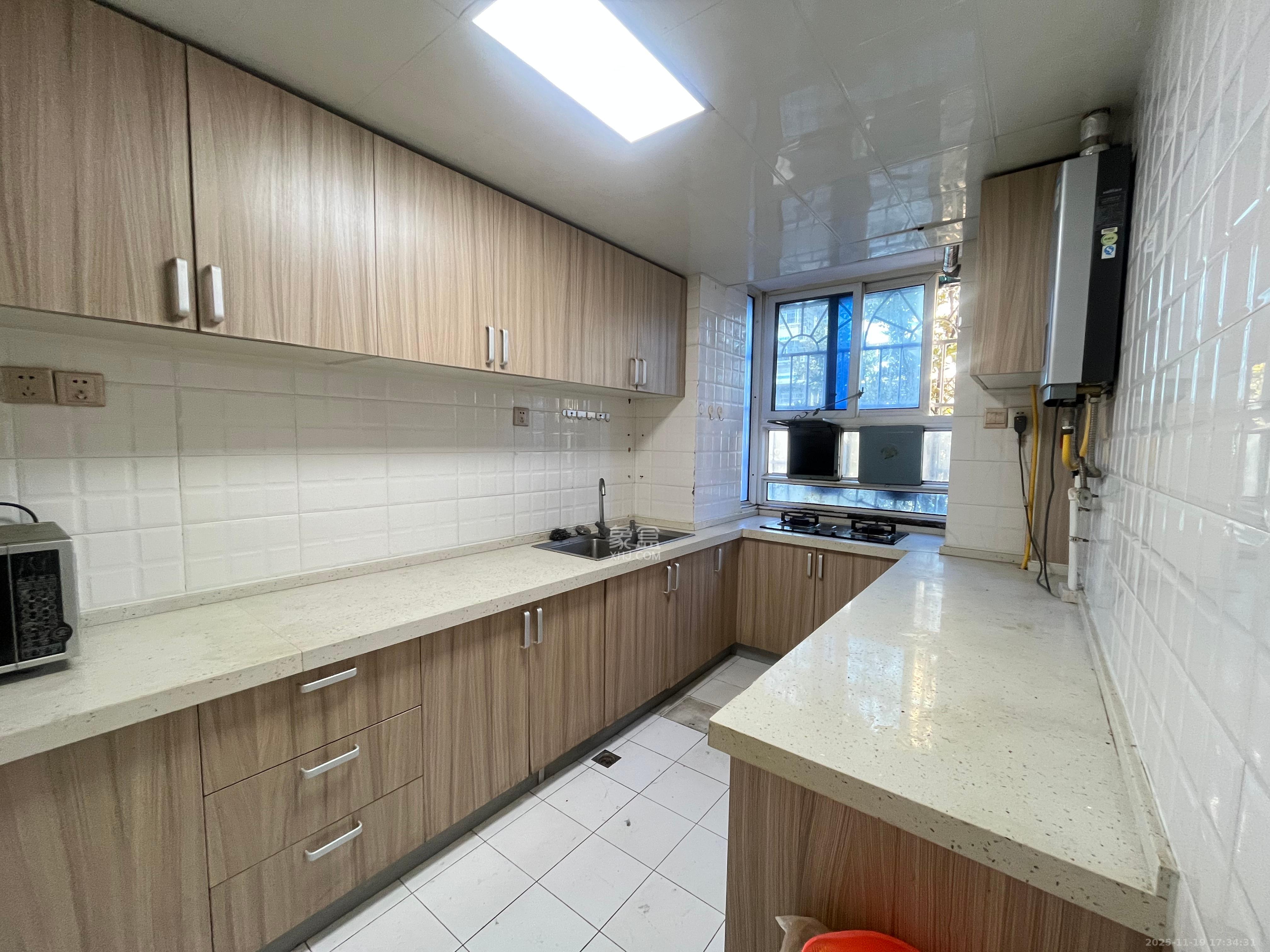 四方小区 4室2厅2卫 2800.0元/月 四方小区 4室2厅2卫 2800.0元/月室内图